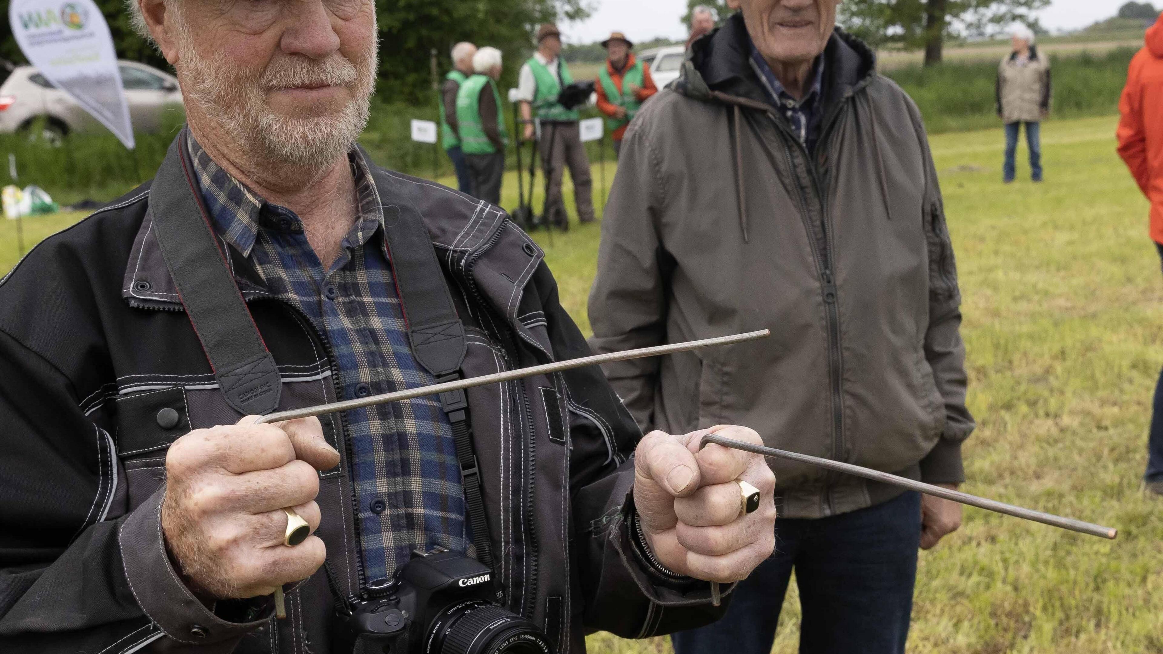 Thei (75) en Mat (73) zoeken met archeologen naar contouren van kasteel in Kelpen-Oler: ‘Ik weet all