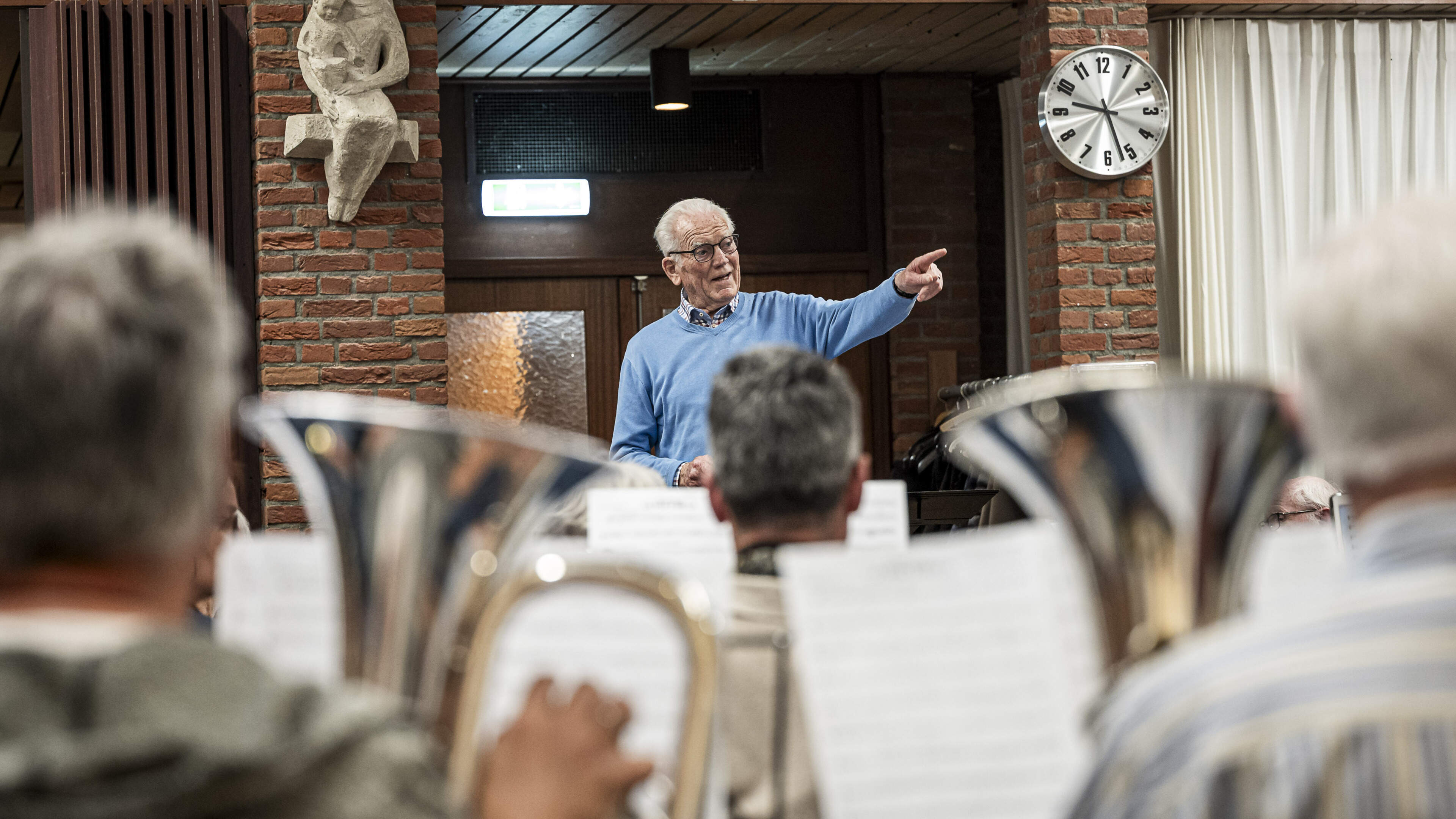 Dirigent Harry (82) zag ‘een harmonie met een groot gat’ en redde de Keuninklikke door talenten te s