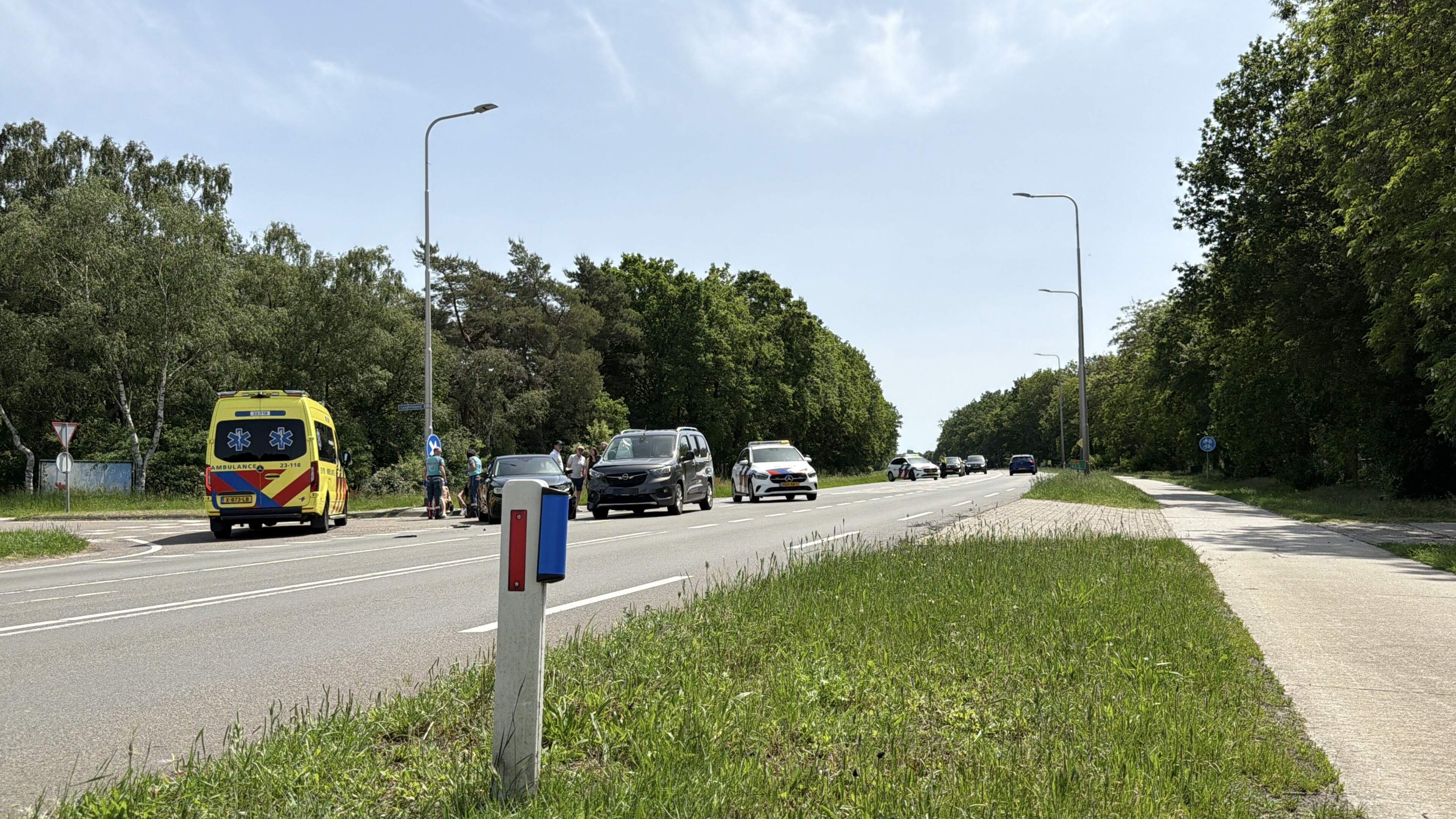 Persoon raakt gewond bij botsing twee auto’s op Middenpeelweg in America