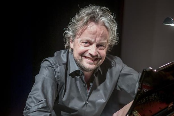 Pianist Rob Mennen: nadrukkelijk op de achtergrond