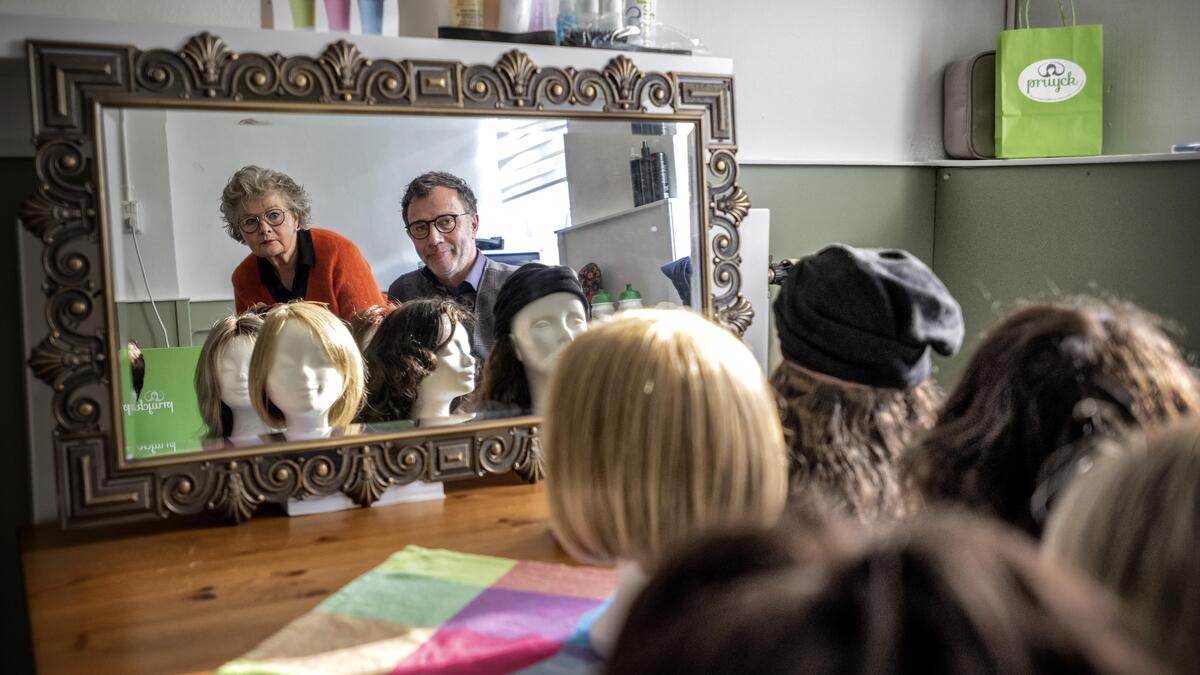 Toon Hermans Huis biedt pruiken een tweede leven: ‘De eerste vraag aan ...