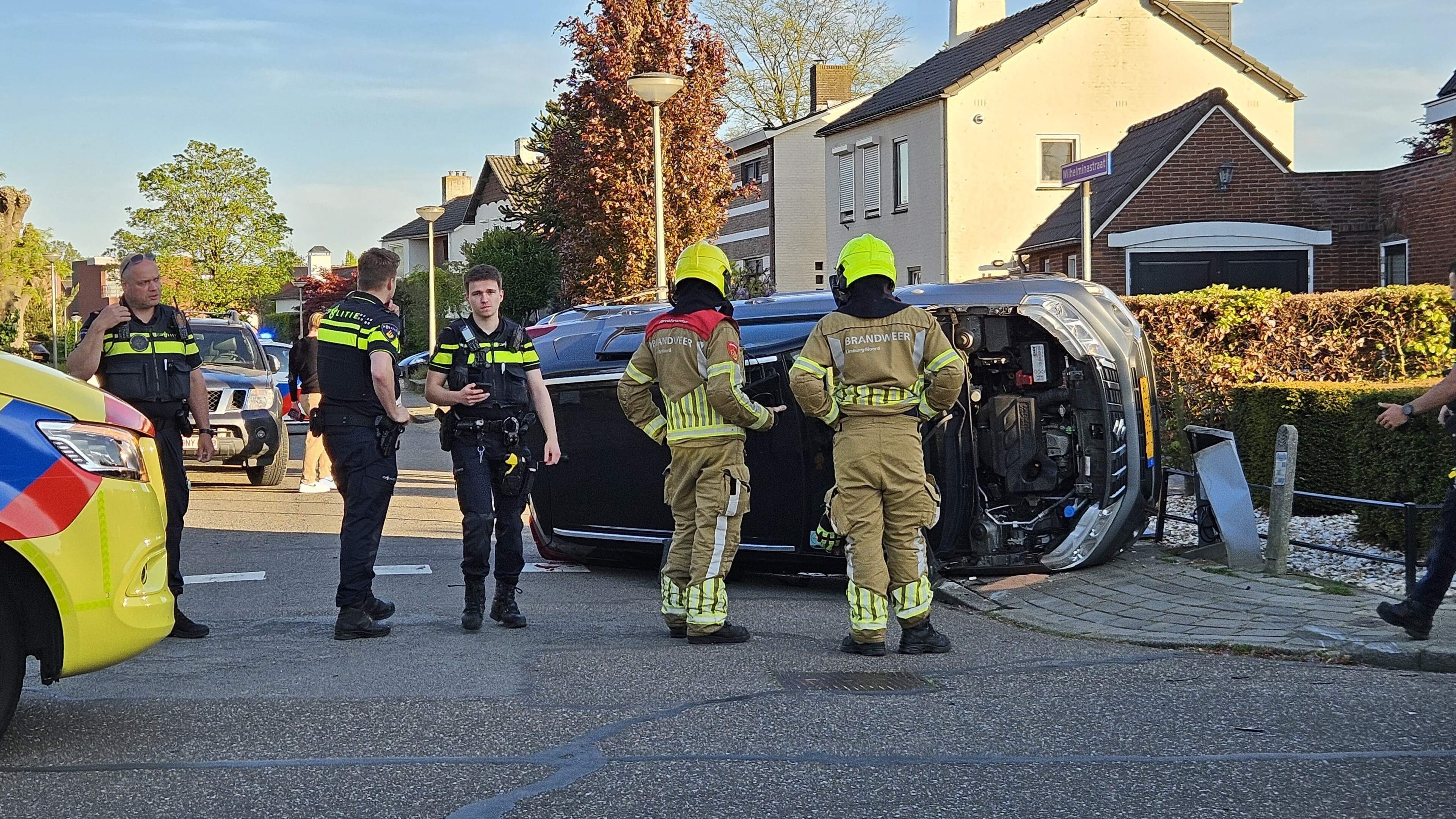 Auto’s botsen in Herten, eentje kantelt: twee mensen gewond