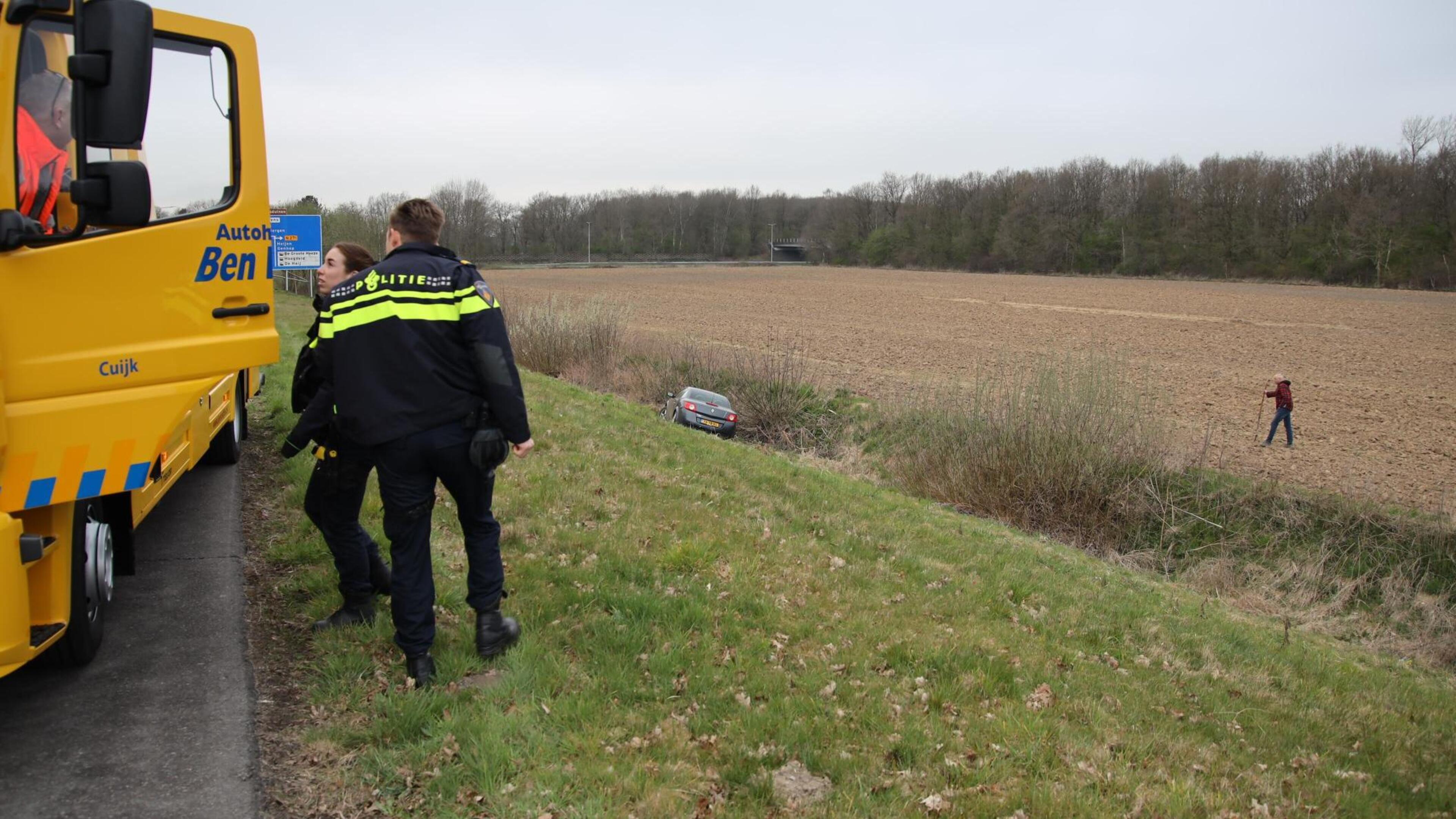 Auto raakt van de weg bij afrit A77 in Heijen, bestuurder spoorloos