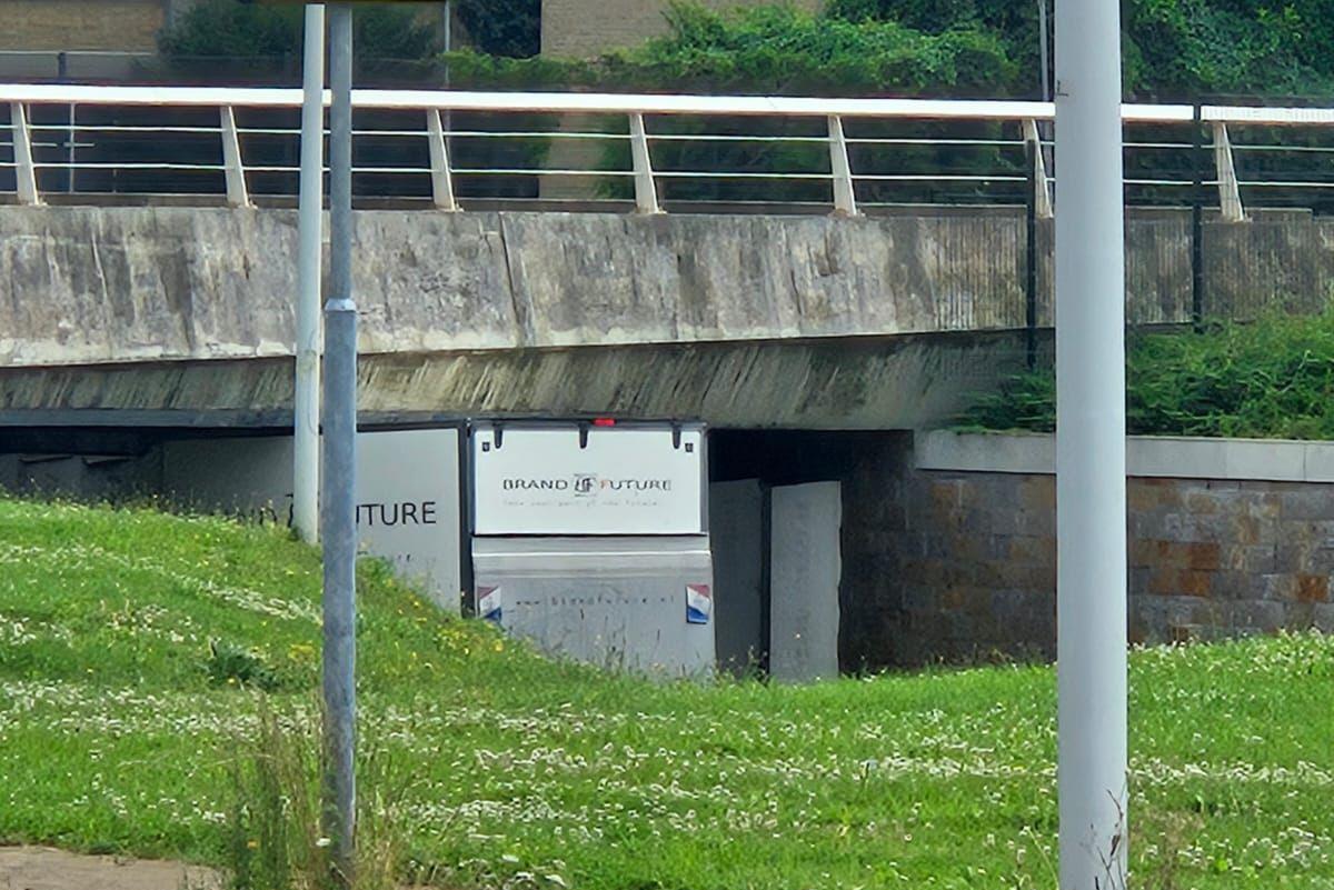 Vrachtauto rijdt zich klem in tunnel in Maastricht