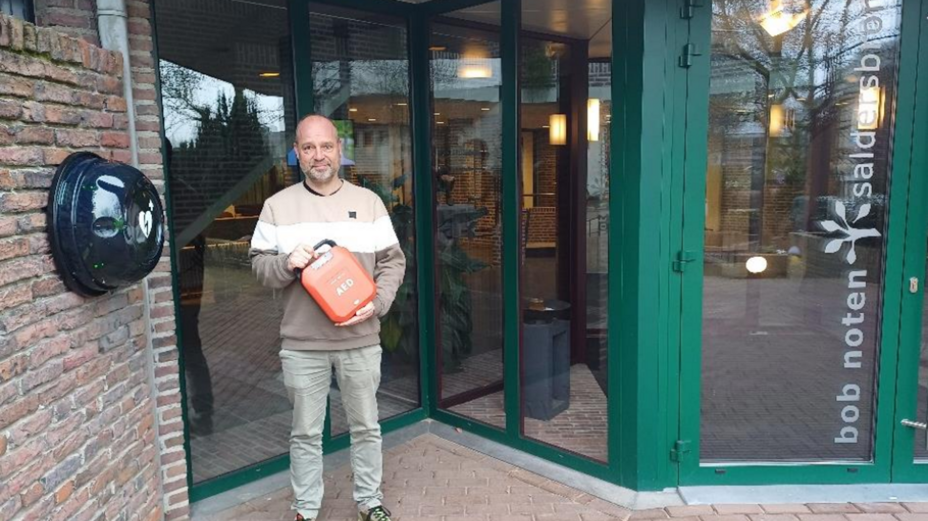 Uitvaartondernemer plaatst levensreddende AED bij Saldersbron in Grubbenvorst