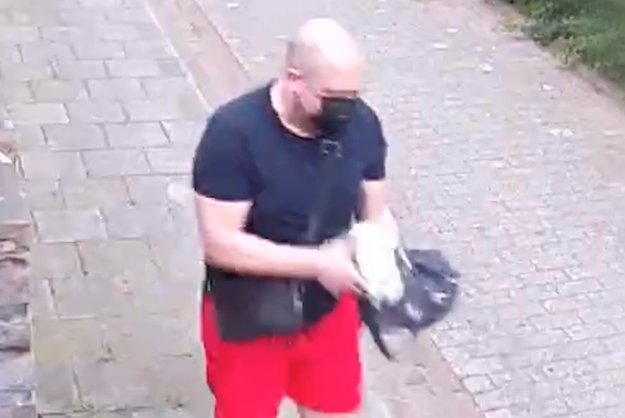 Politie deelt beelden van verdachte gewelddadige diefstal in Herten: man (69) krijgt mes tegen keel
