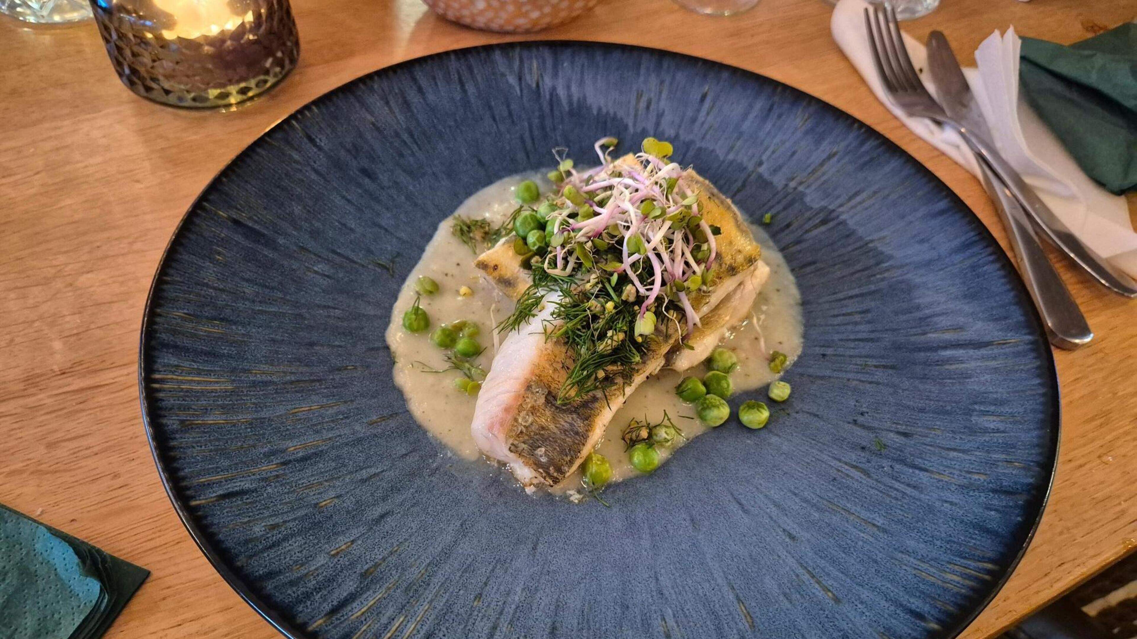 Gulle borden met goed eten: met Brass 25 heeft de Markt in Kerkrade een nieuwe brasserie waar de vis