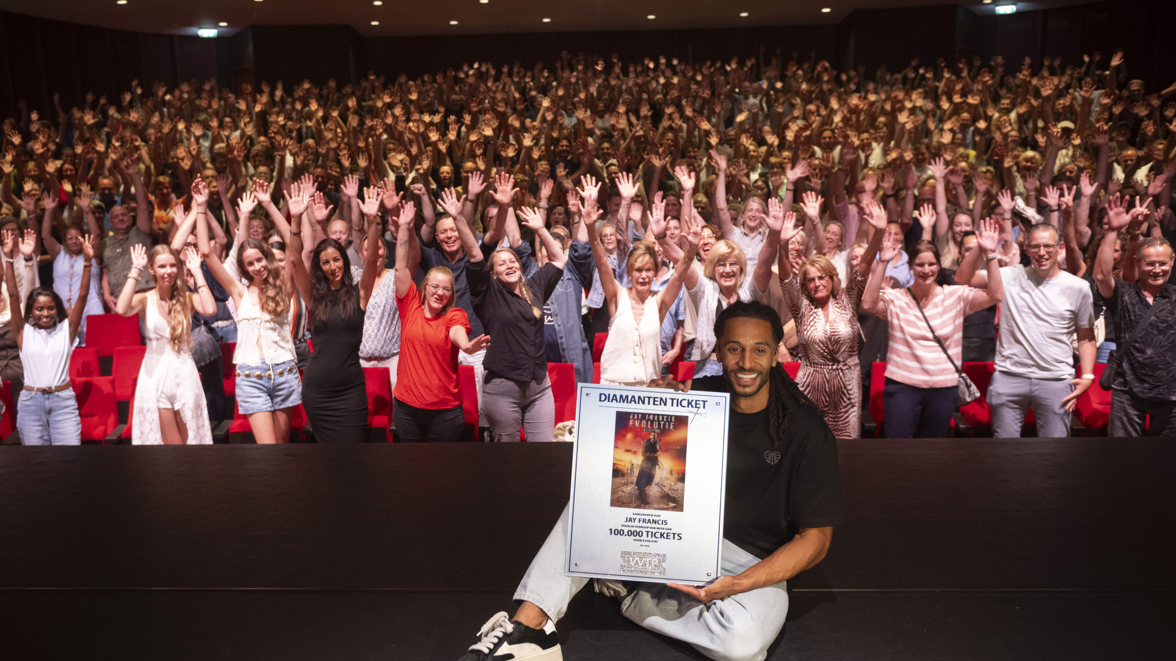 Van boekhouder tot gevestigd cabaretier, Jay Francis verkocht al 100.000 tickets voor zijn show: ‘Ik