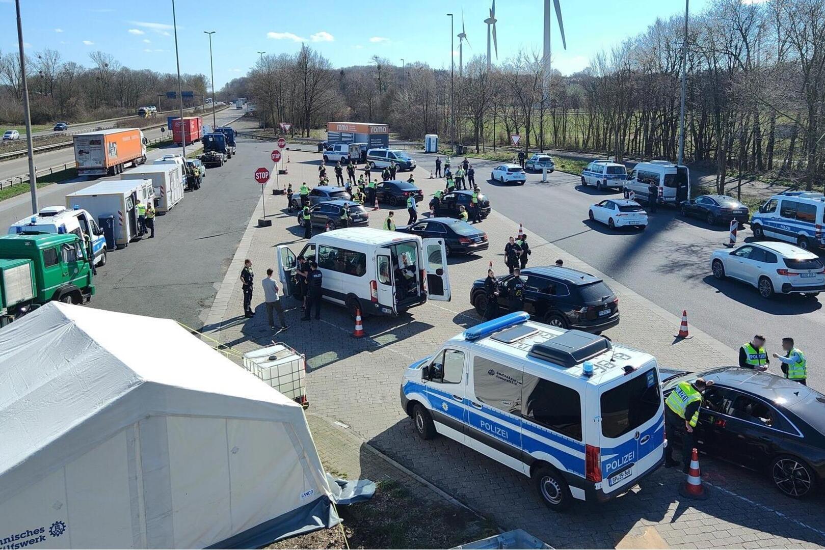 Honderden agenten ingezet bij grote internationale controle Limburgse grens: jacht op drugshandel en