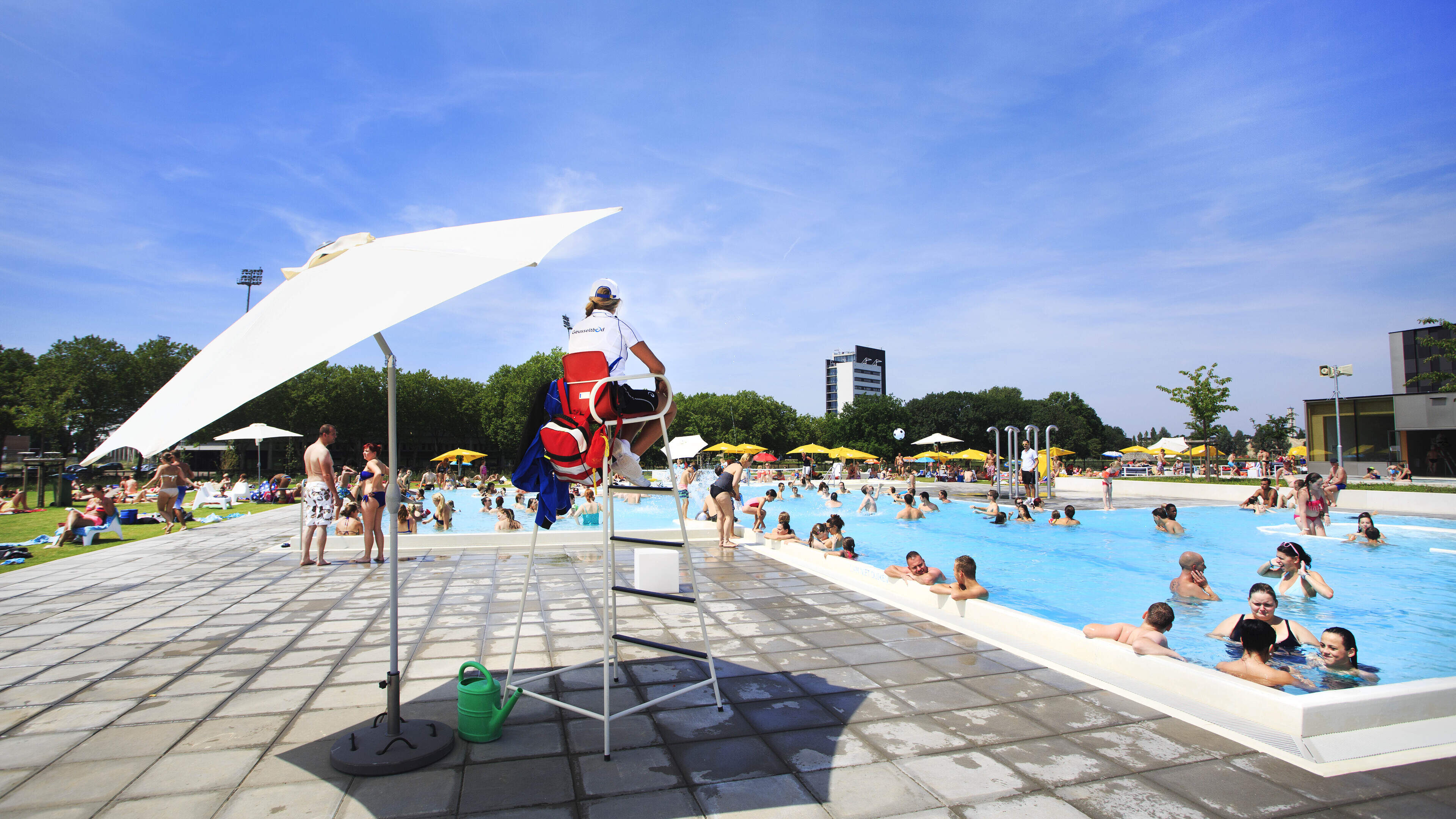 Maastricht, bouw een buitenbad: afkoelen is geen luxe maar noodzaak nu er steeds vaker hittegolven z