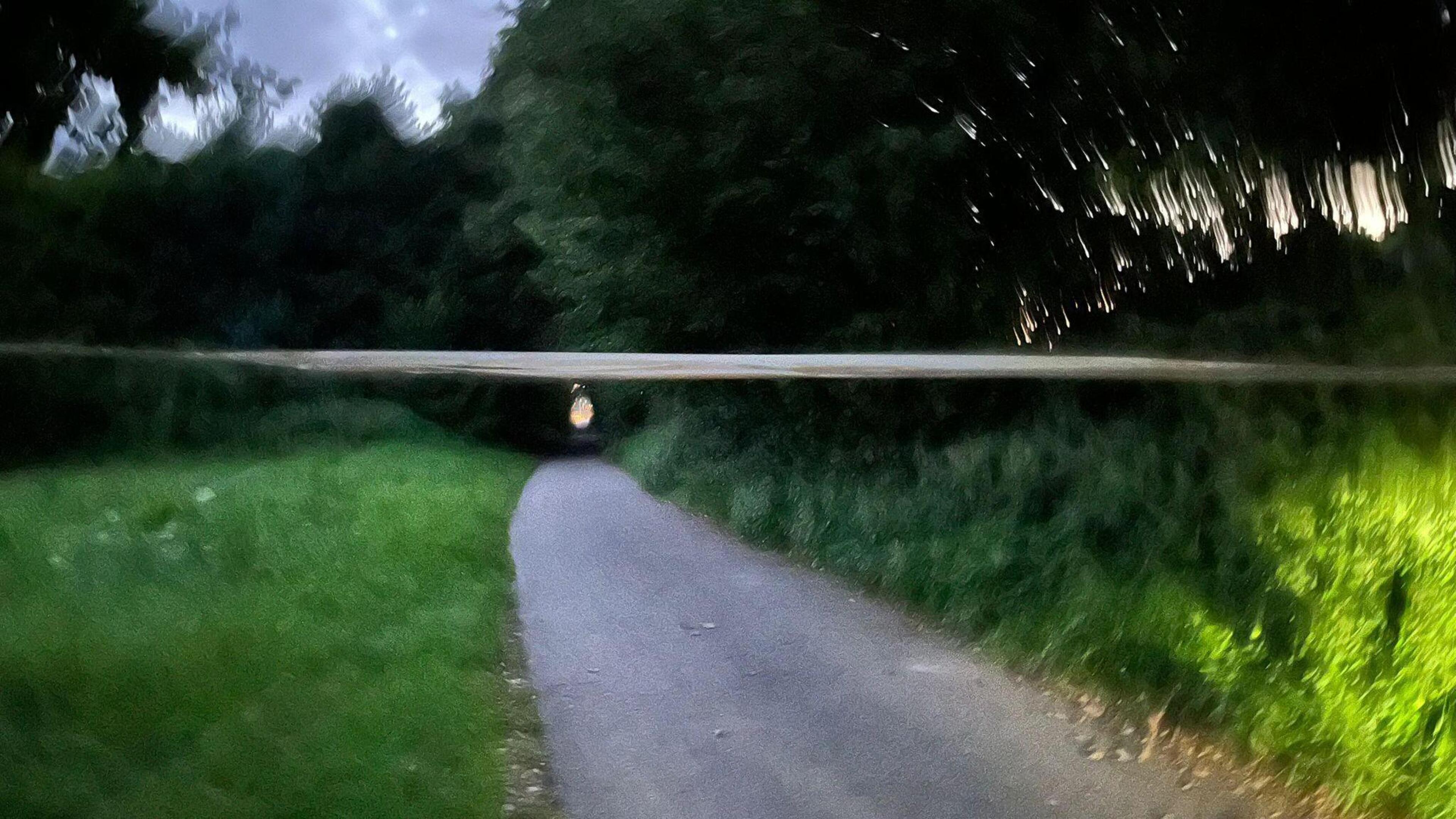 Levensgevaarlijk: tape ‘op keelhoogte’ gespannen over Lintjensweg tussen Munstergeleen en Geleen