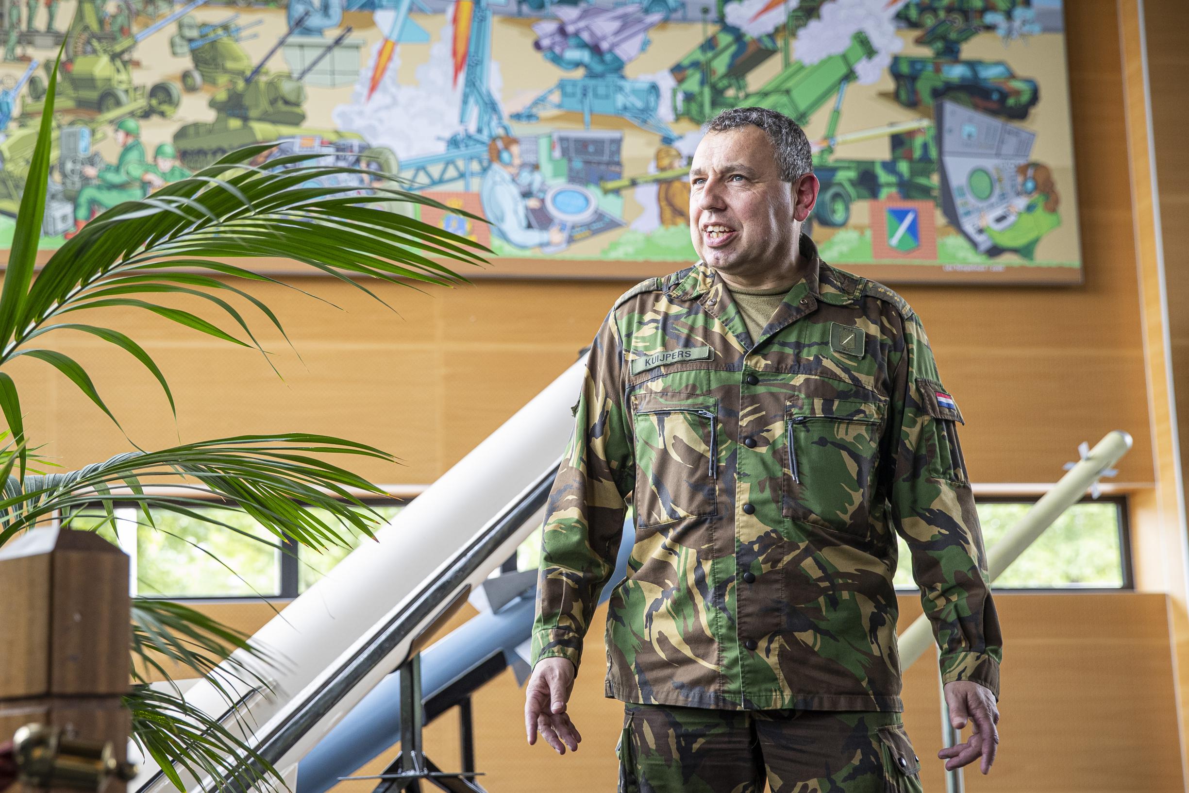 Commandant Jos Kuijpers van de kazerne in Vredepeel hoeft nu niet meer uit te leggen hoe belangrijk 