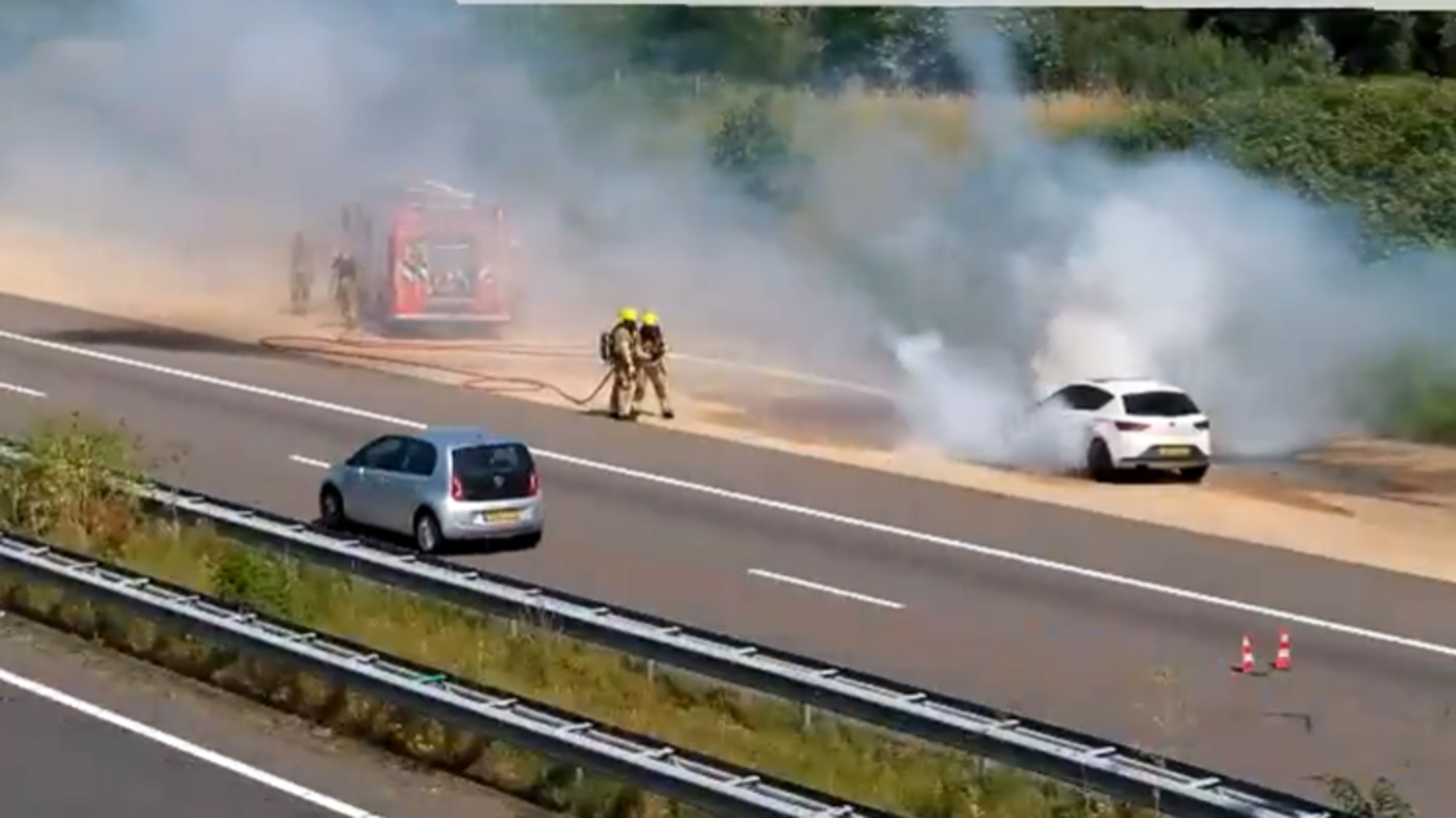 Auto vliegt in brand op A73 bij Roertunnel, verkeer richting het noorden moet rekening houden met ve