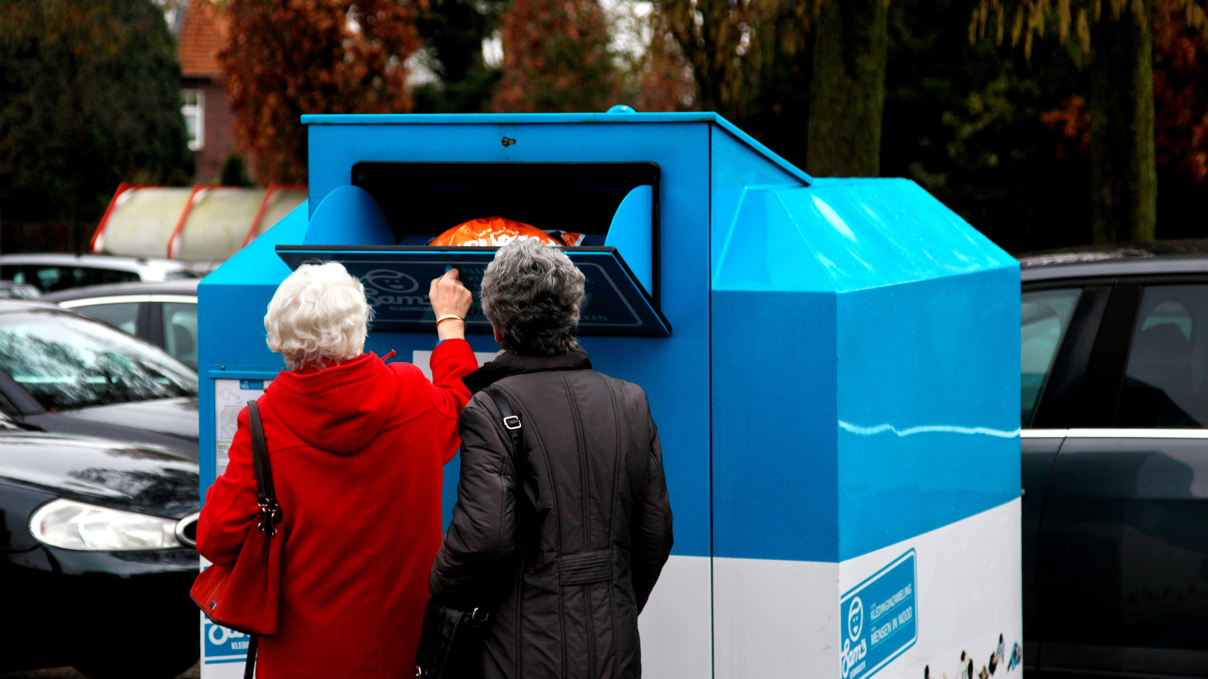 Eén kledingdief in Oirlo hing voorover in de container, terwijl een andere zijn benen vast moest hou