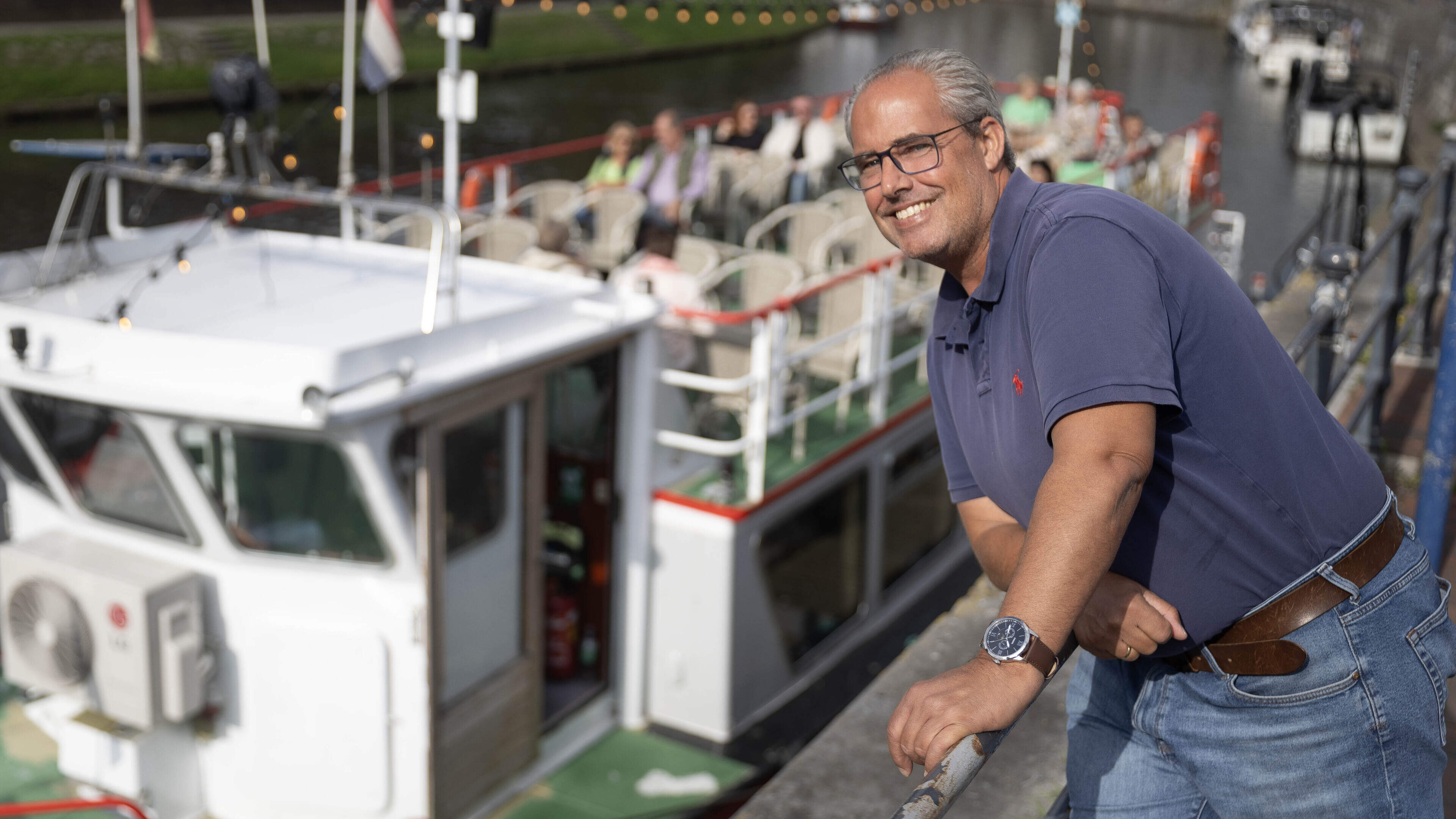 Schipper Paul charmeert zijn Duitse gasten op rondvaartboot De Voorstad al 25 jaar met Rudi Carrell-