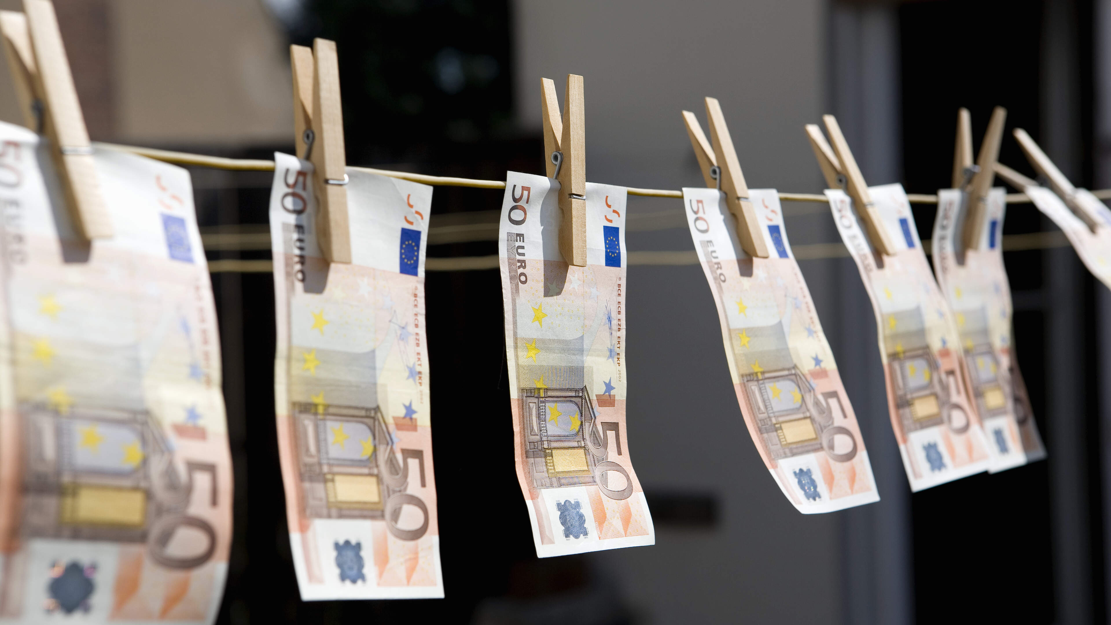 Tienduizenden euro’s aan cash in big shopper op slaapkamer, moeder van drie uit Heerlen verdacht van