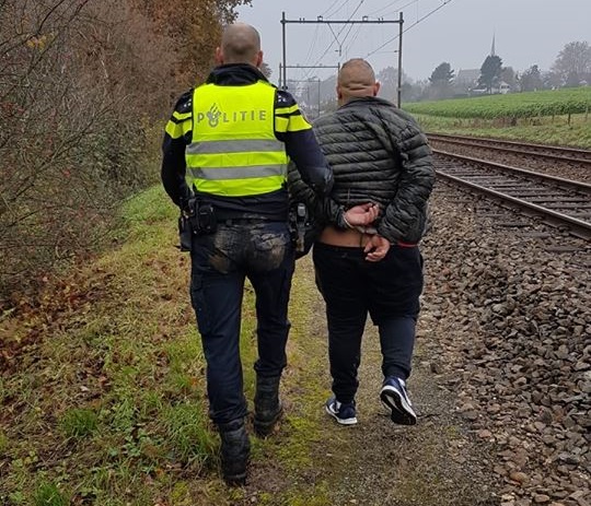 Agenten halen halsbrekende toeren uit om dief te arresteren