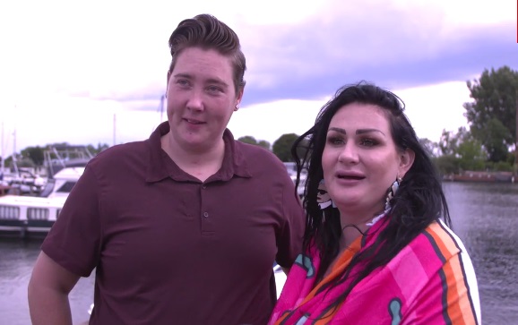VIDEO - Transgenderstel Louisa en Rosanna maakt geslacht baby bekend