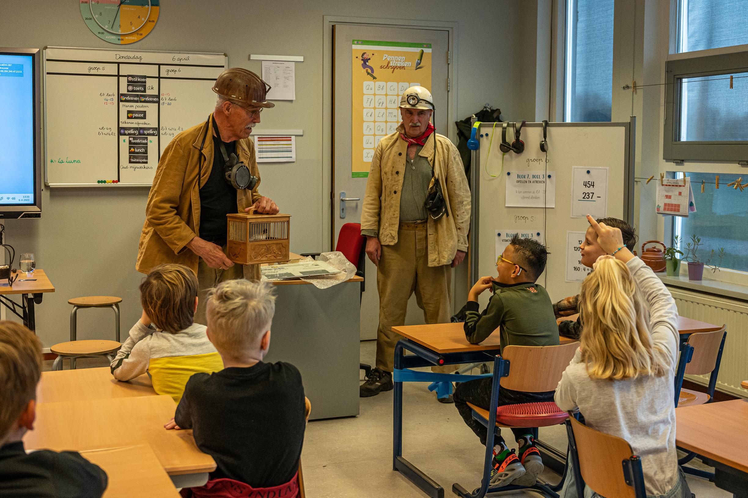 Groep 5/6 van basisschool De Leeuwerik hangt aan de lippen van oud-koempels: ‘Wat deden jullie als d