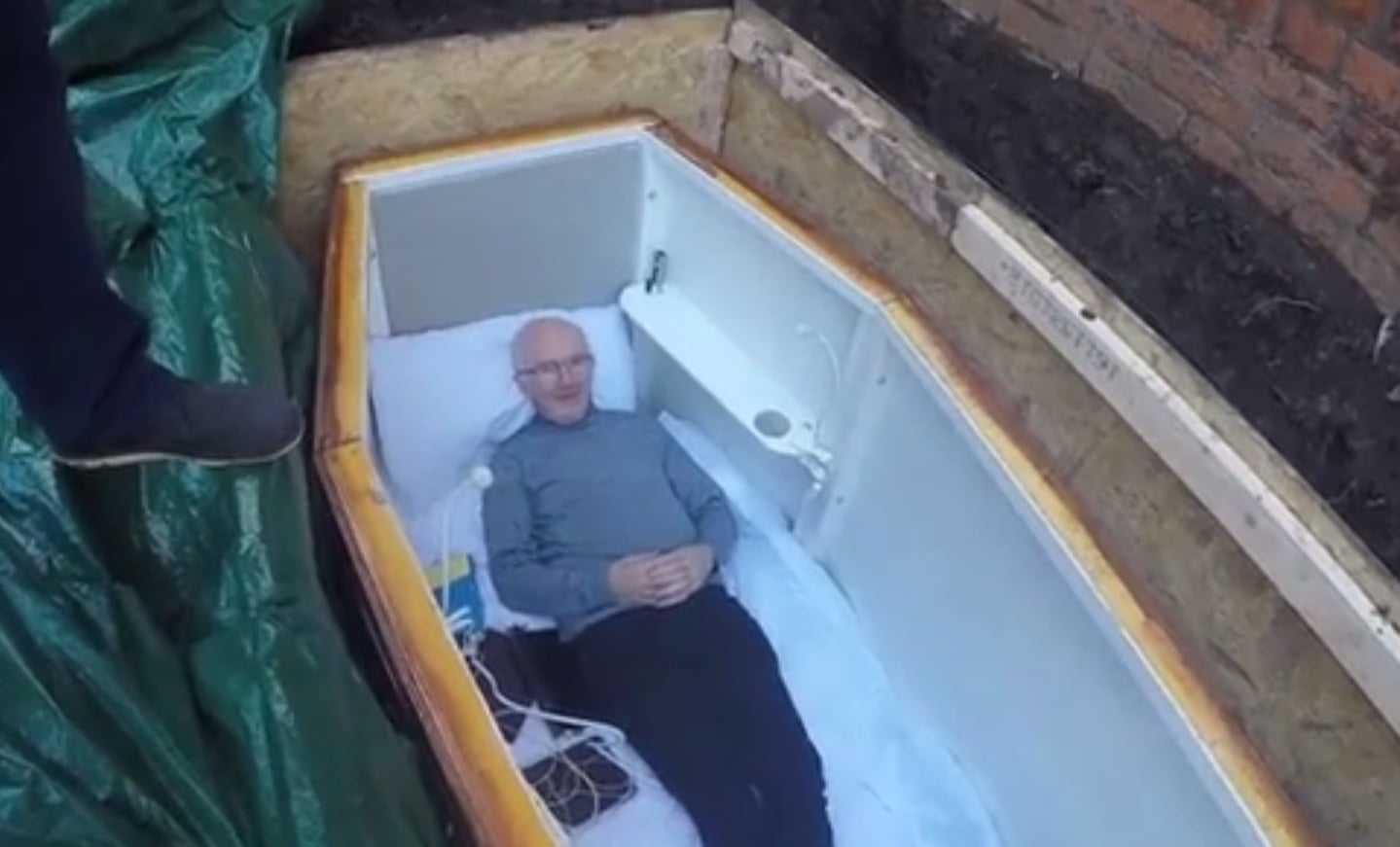 Man neemt afscheid van vrouw en laat zich vervolgens levend begraven