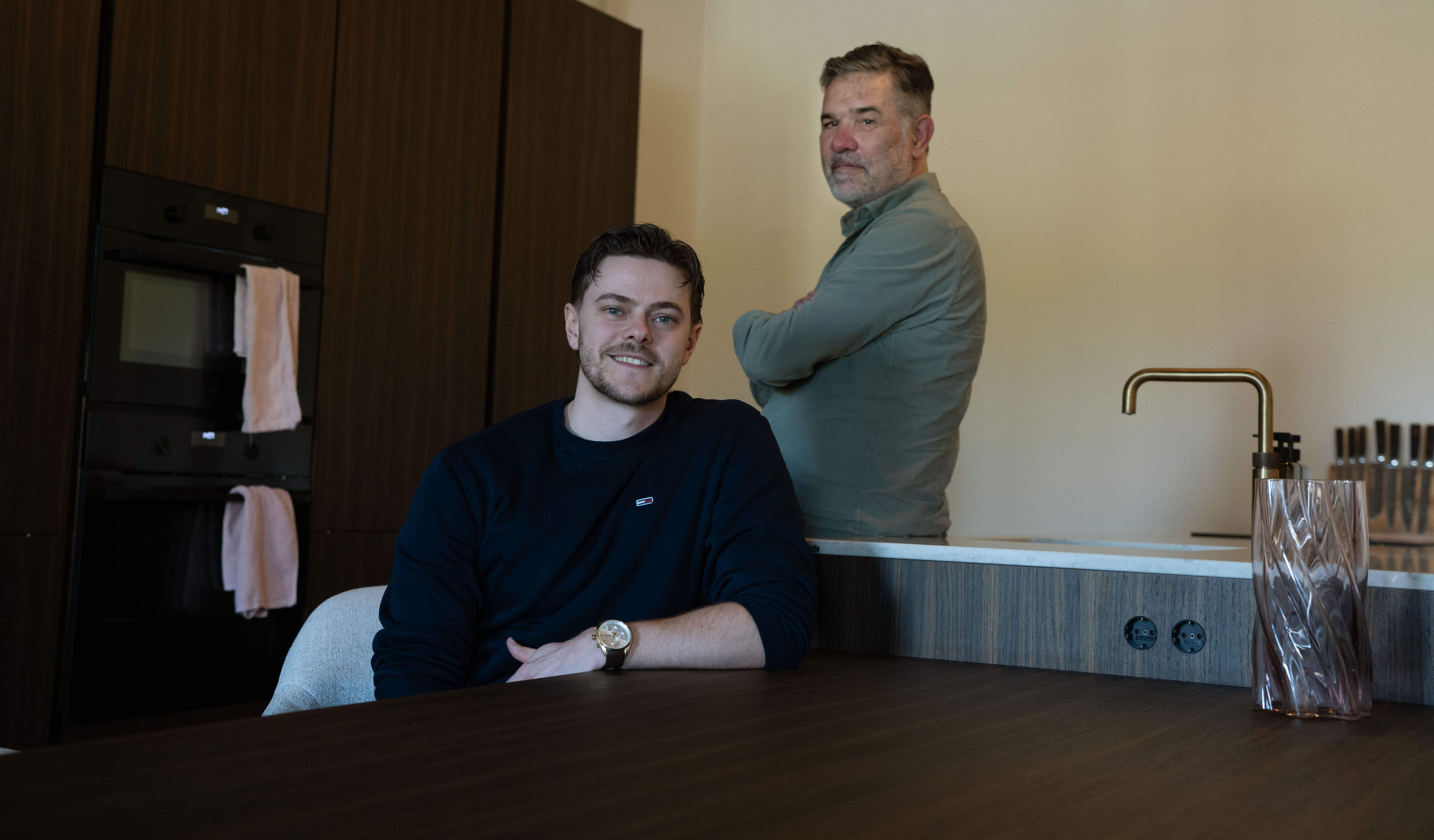 Simon (32) verruilt Eindhoven voor industriële loft boven Loods 5 in Maastricht: ‘Liggend op de bank