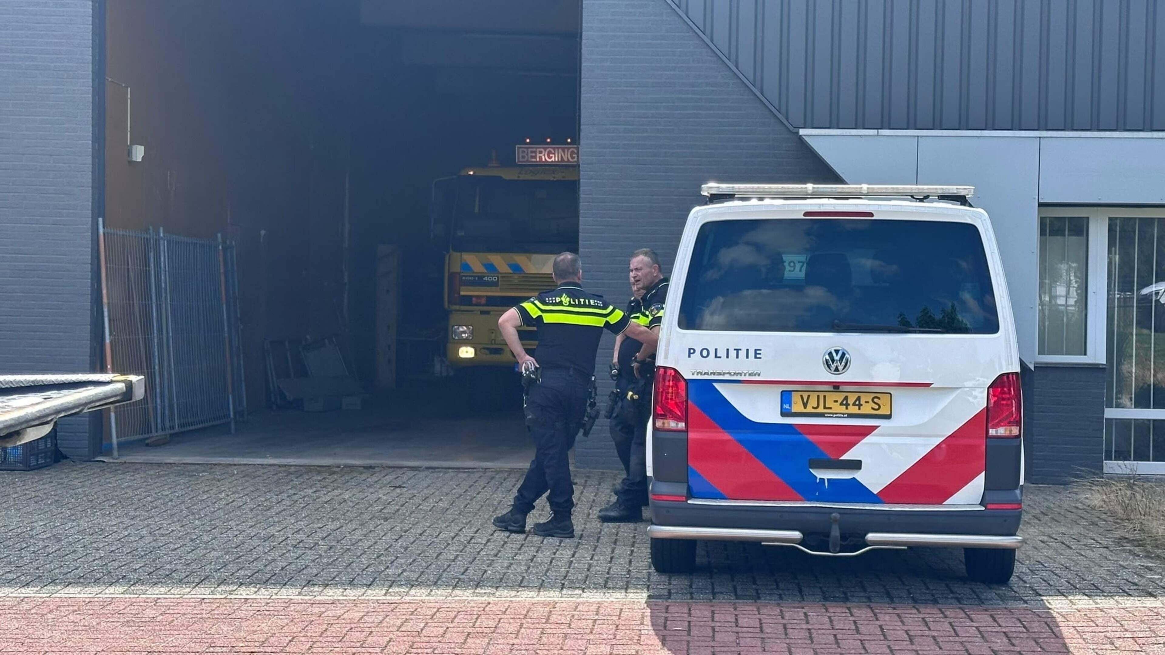 Twee vrachtwagentrailers met hennepplanten gevonden in loods in Landgraaf