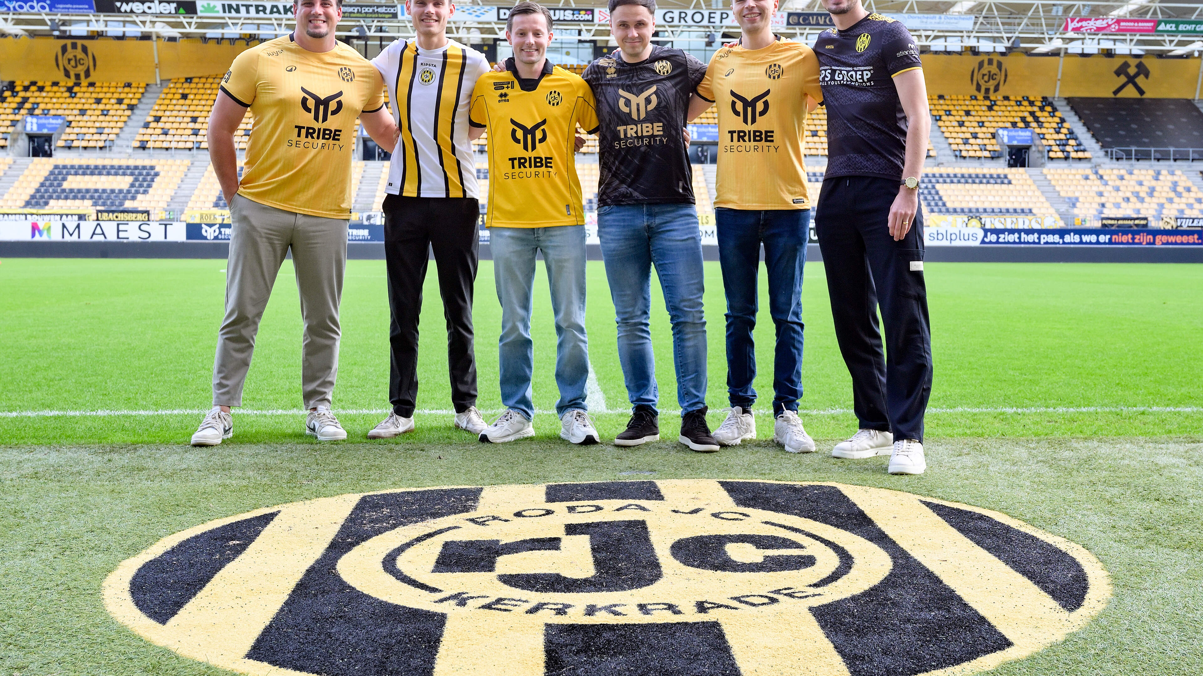 Acht vrienden willen Roda JC-supporters samenbrengen met Missie Maat: ‘De club is onderdeel van wie 