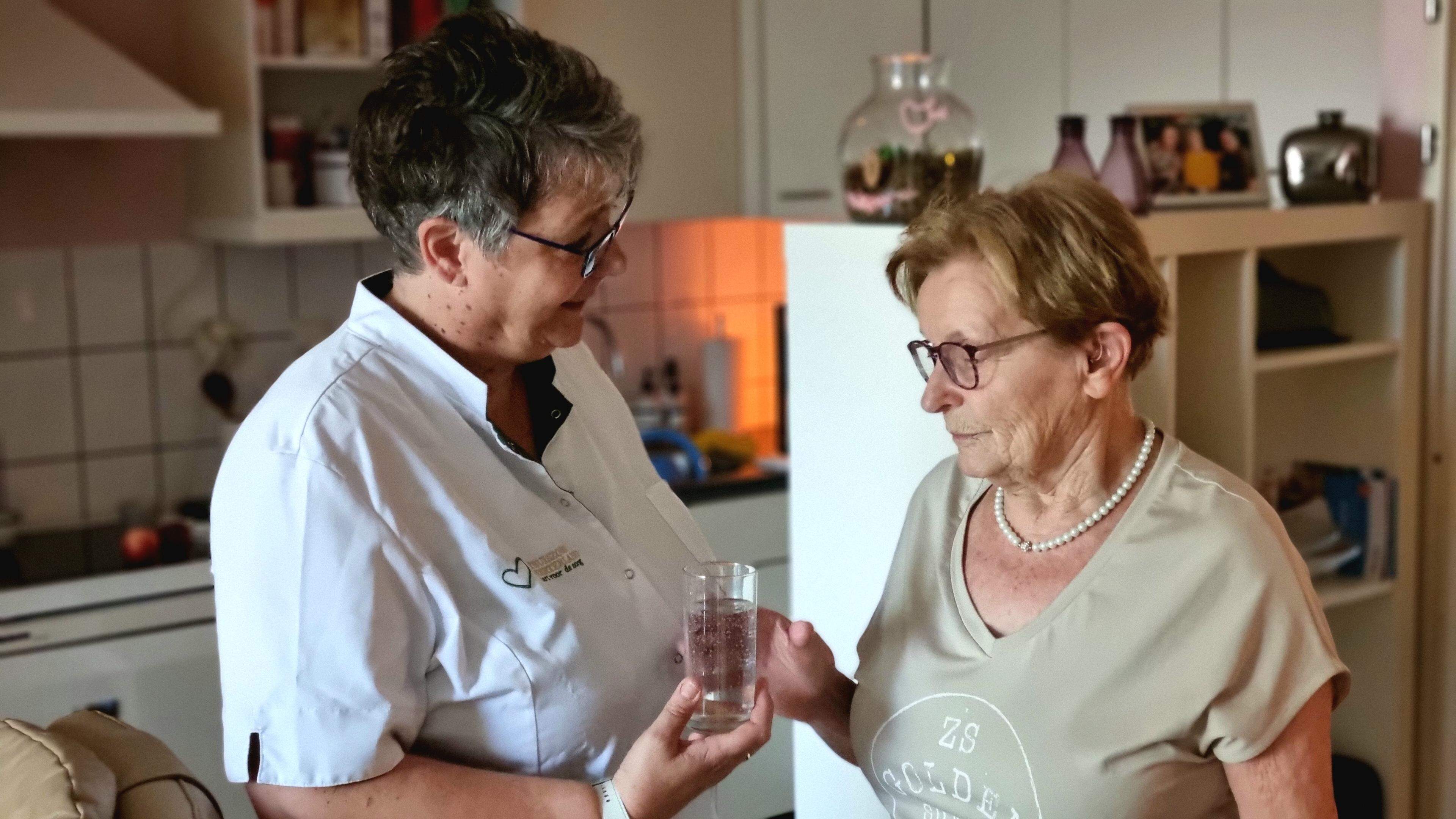 Thuiszorg in actie tijdens hitteplan: ‘Vandaag moet u heel goed drinken. We gaan hier en daar glazen