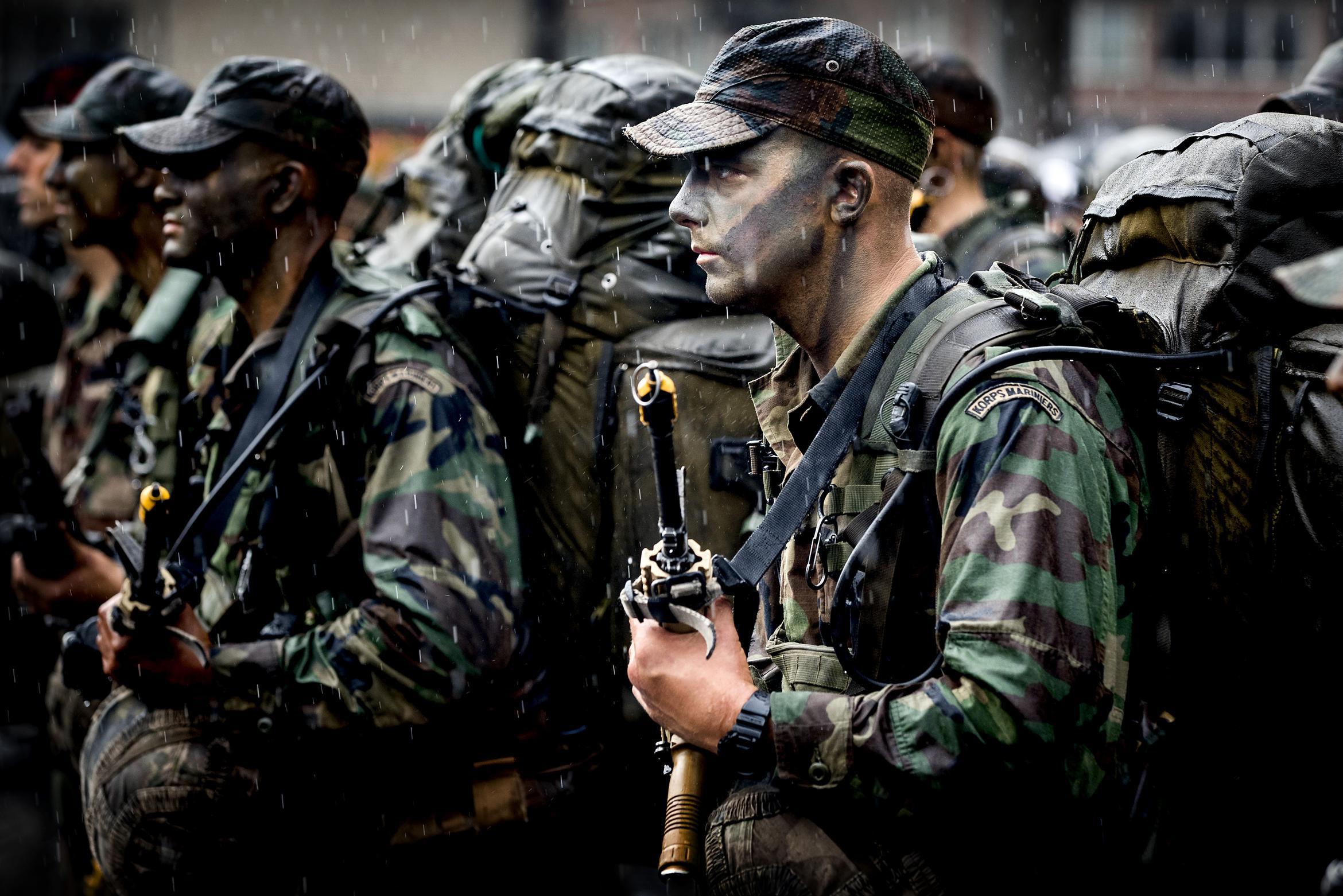 Mariniers in opleiding voor eindoefening naar Heuvelland | De Limburger