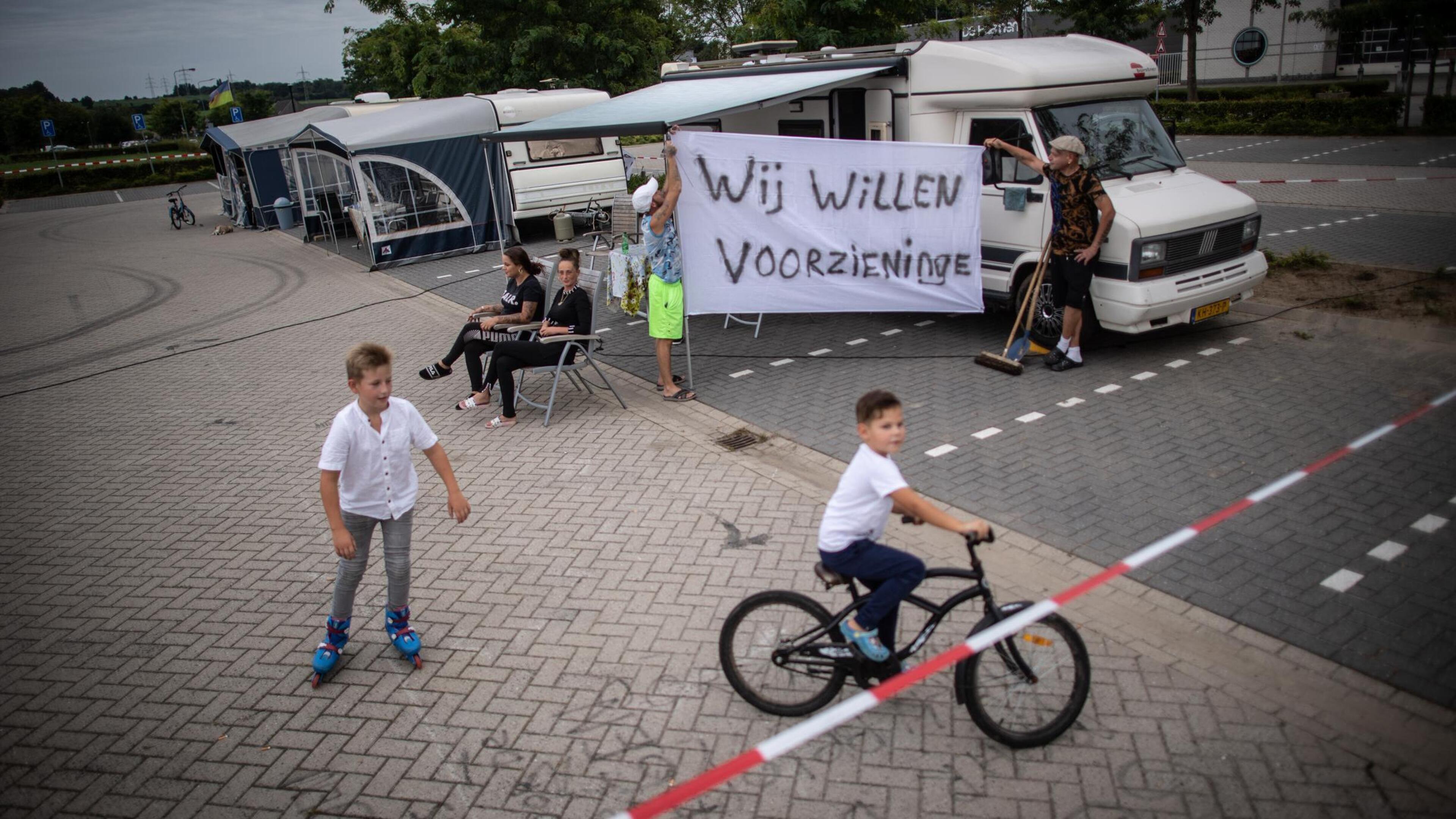 Woonwagenbewoners Spaubeek demonstreren: ‘Geef ons voorlopige plek tot er standplaatsen komen’