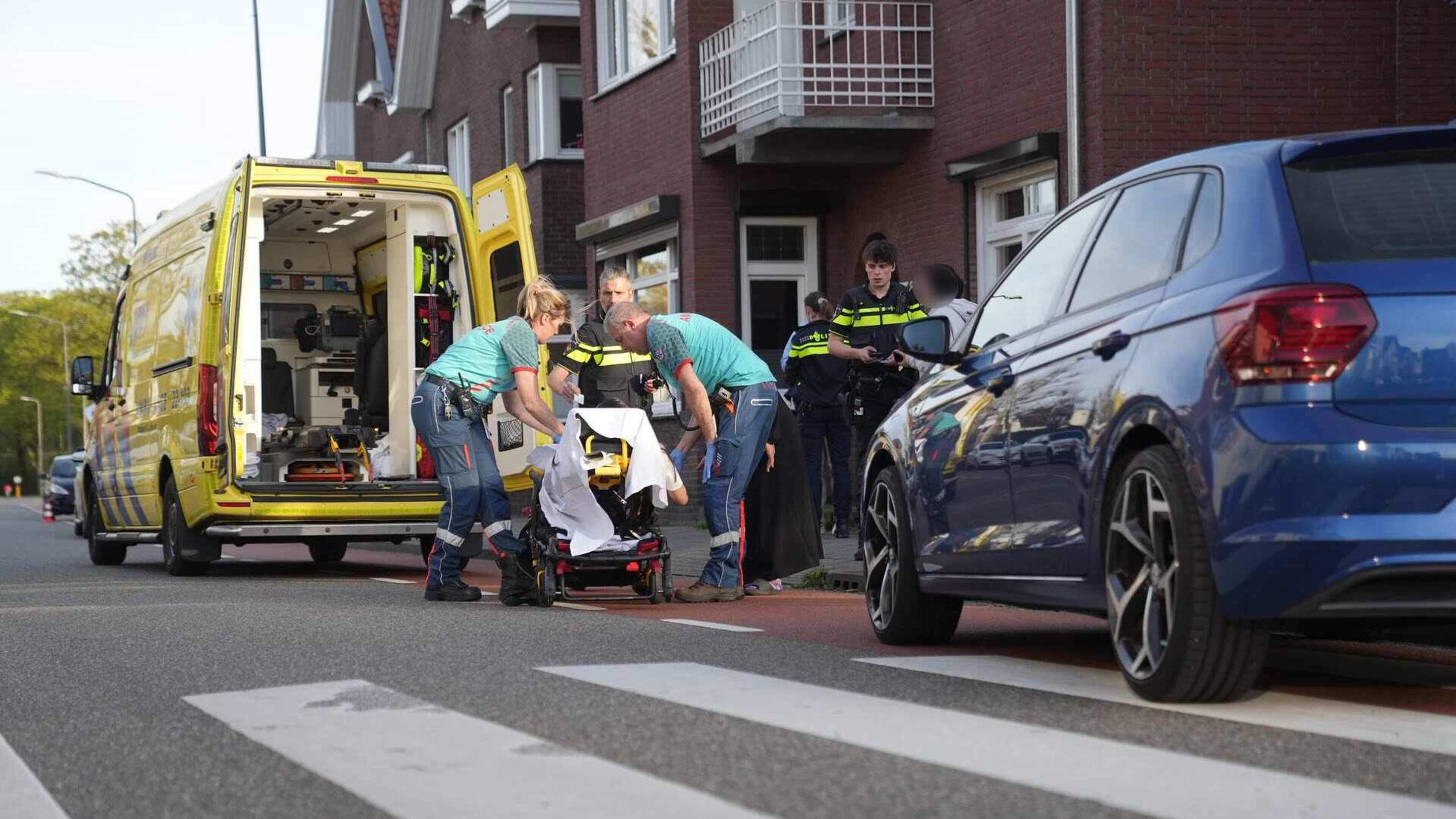 Voetgangster gewond na aanrijding met auto in Weert.
