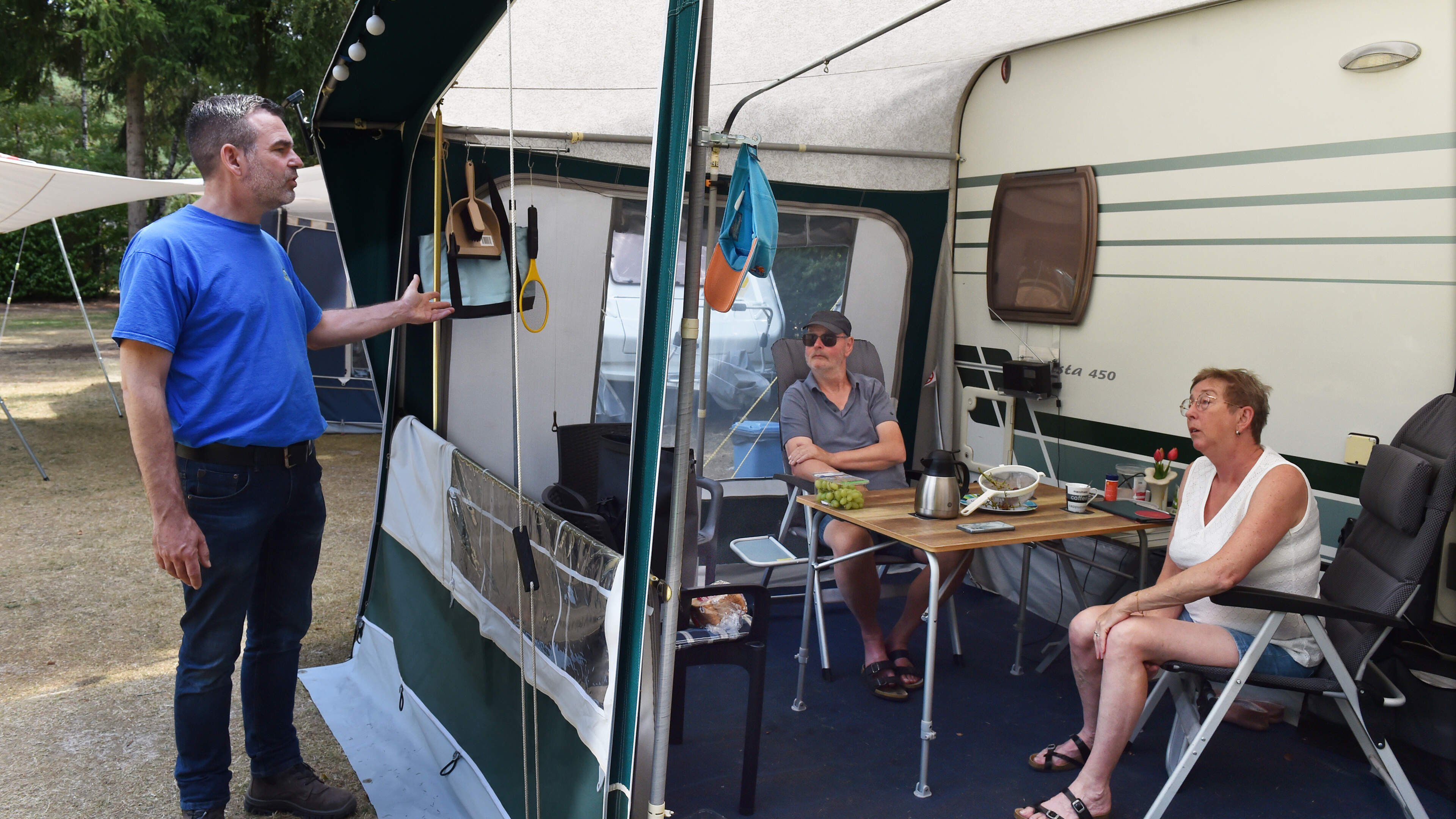 Campingbaas Danny bracht met de kruiwagen friet naar de brandweer: ‘Ik ben heel blij dat de mensen w