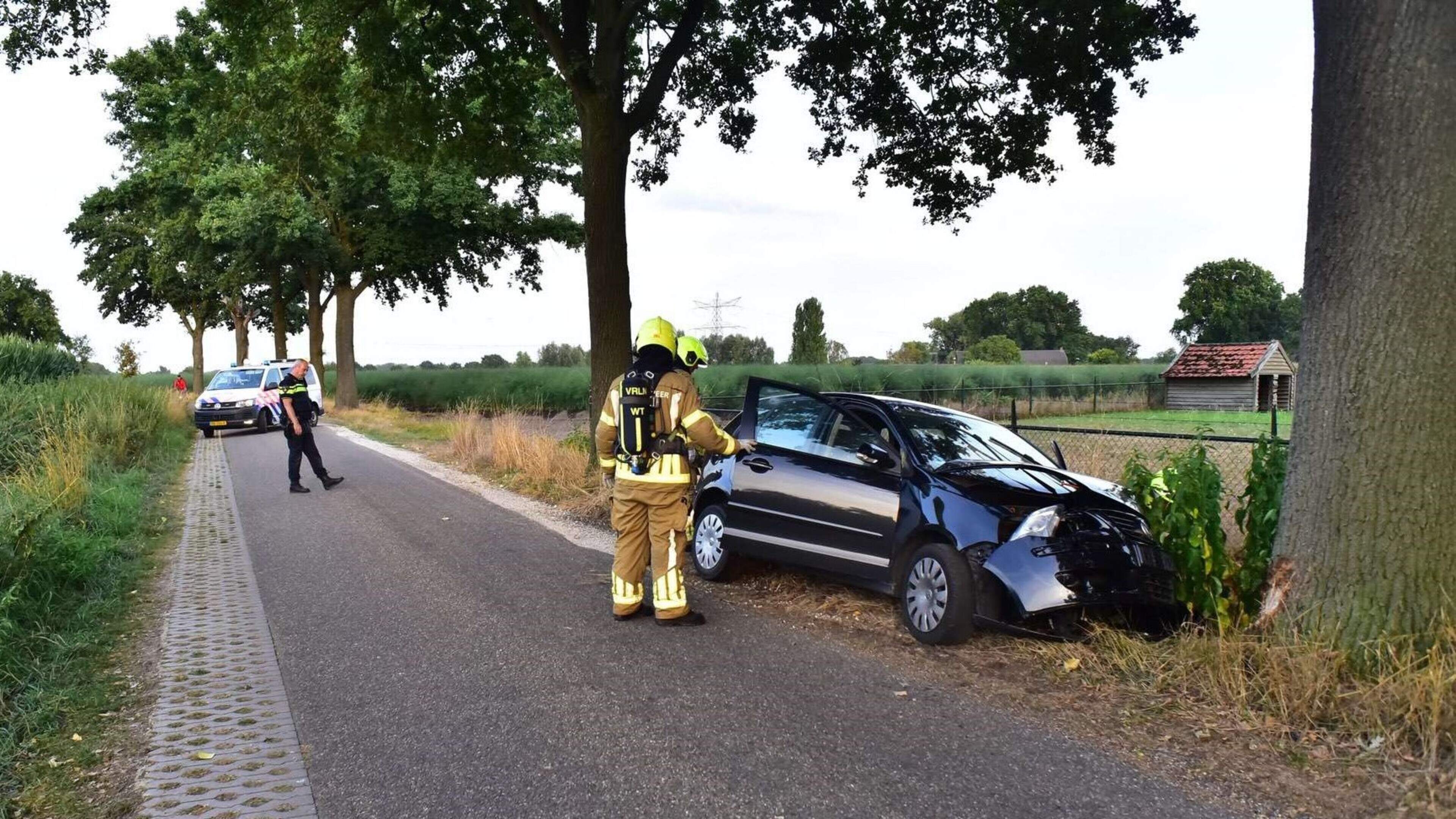 Auto tegen boom in Leveroy: een gewonde naar het ziekenhuis
