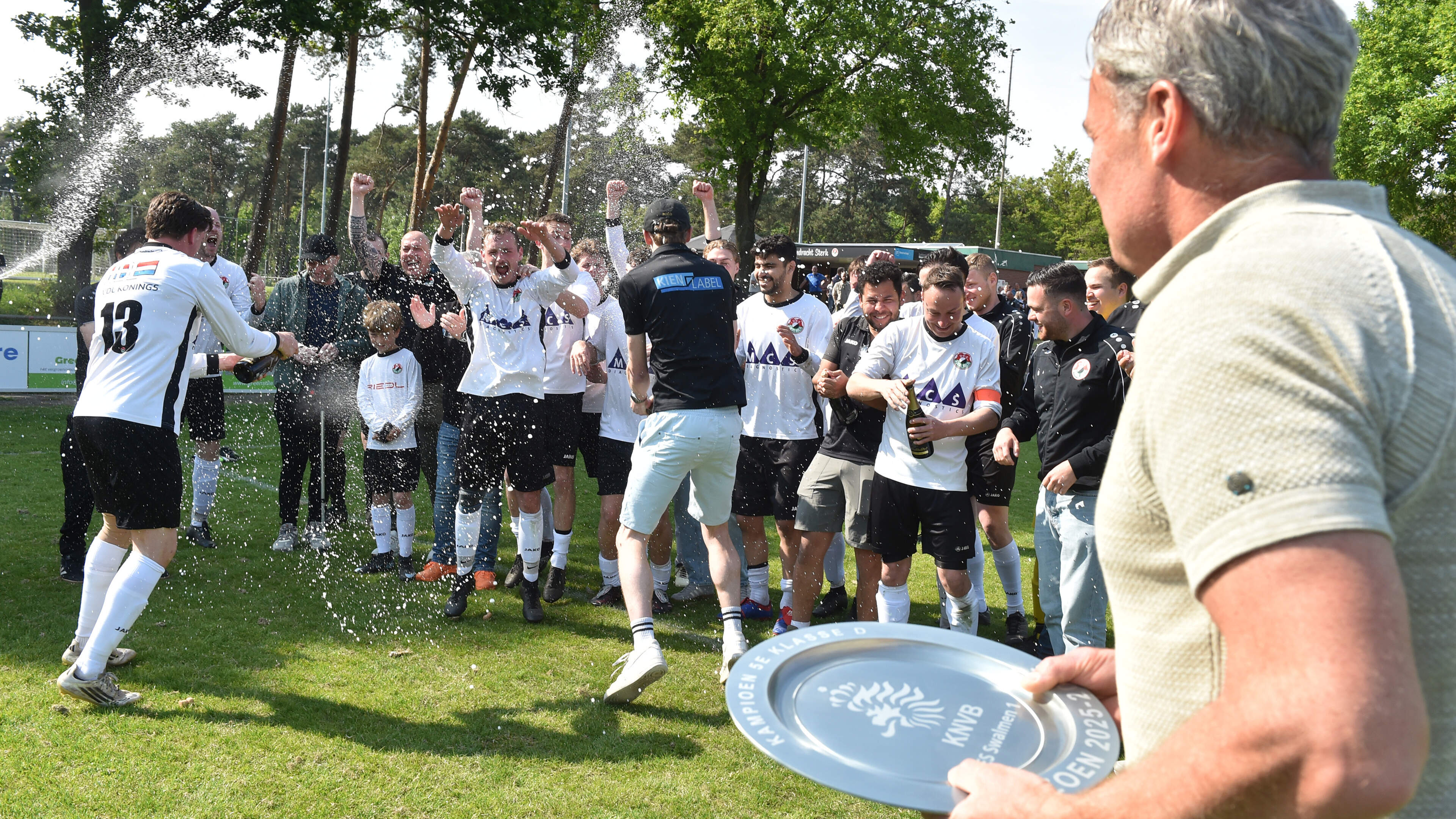 DES Swalmen pakt met 13-1 zege op EMS de titel in stijl: ‘Ik roep al lang dat we 10 mei kampioen zou