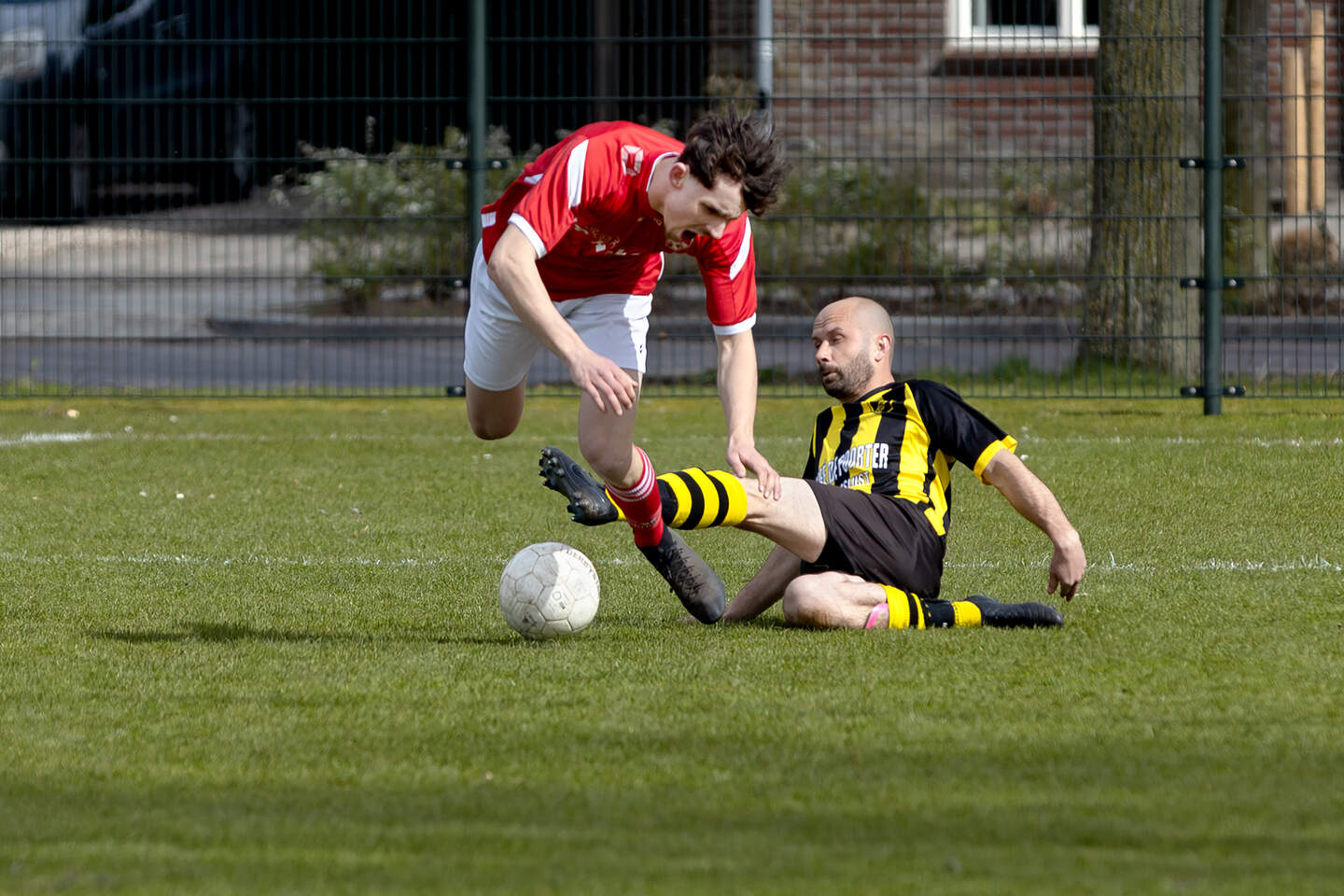 Vlagger van Koningslust en scheidsrechter uit Panningen spelen zeer ...