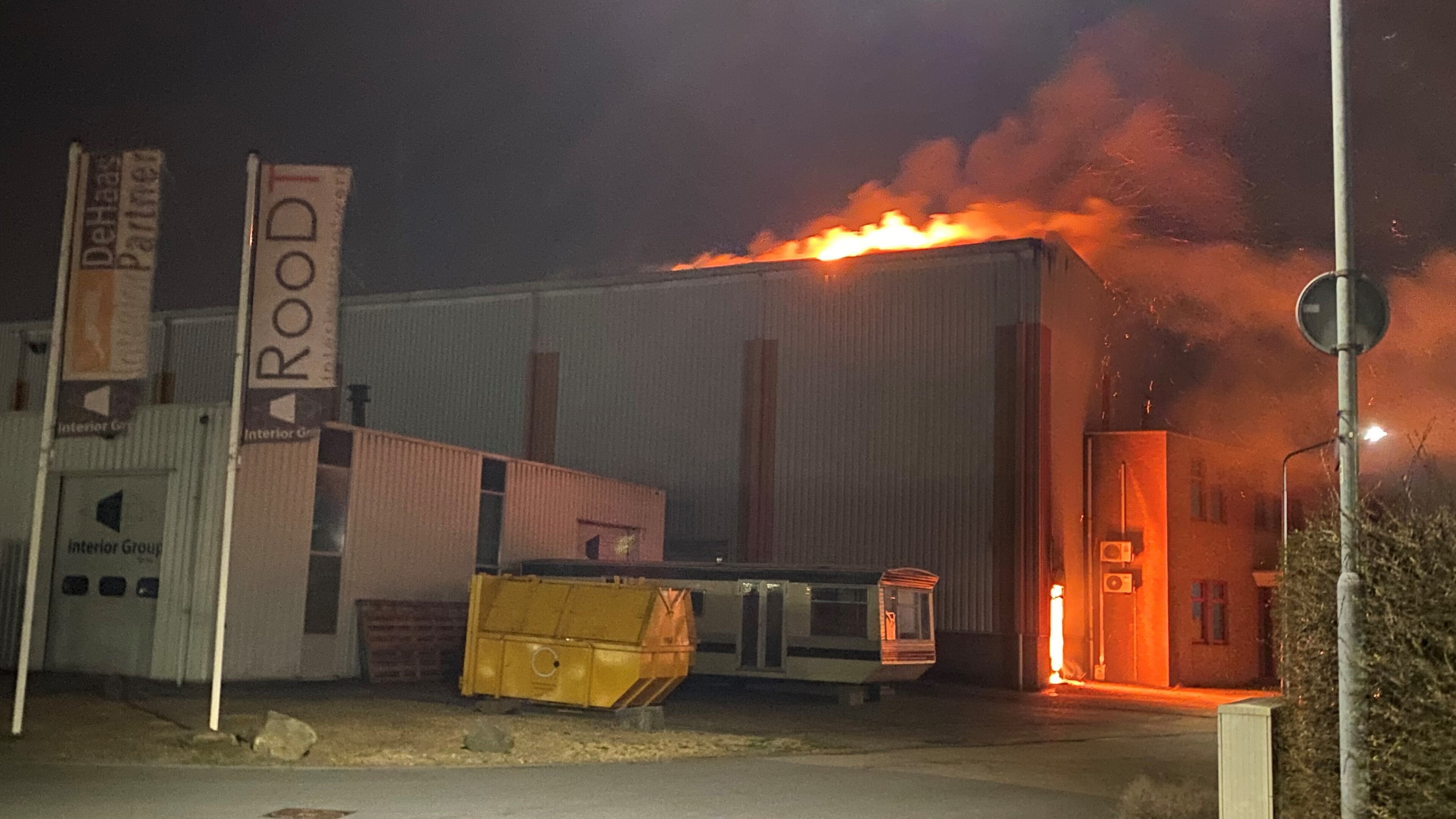 Video: Uitslaande brand op bedrijventerrein in Blerick
