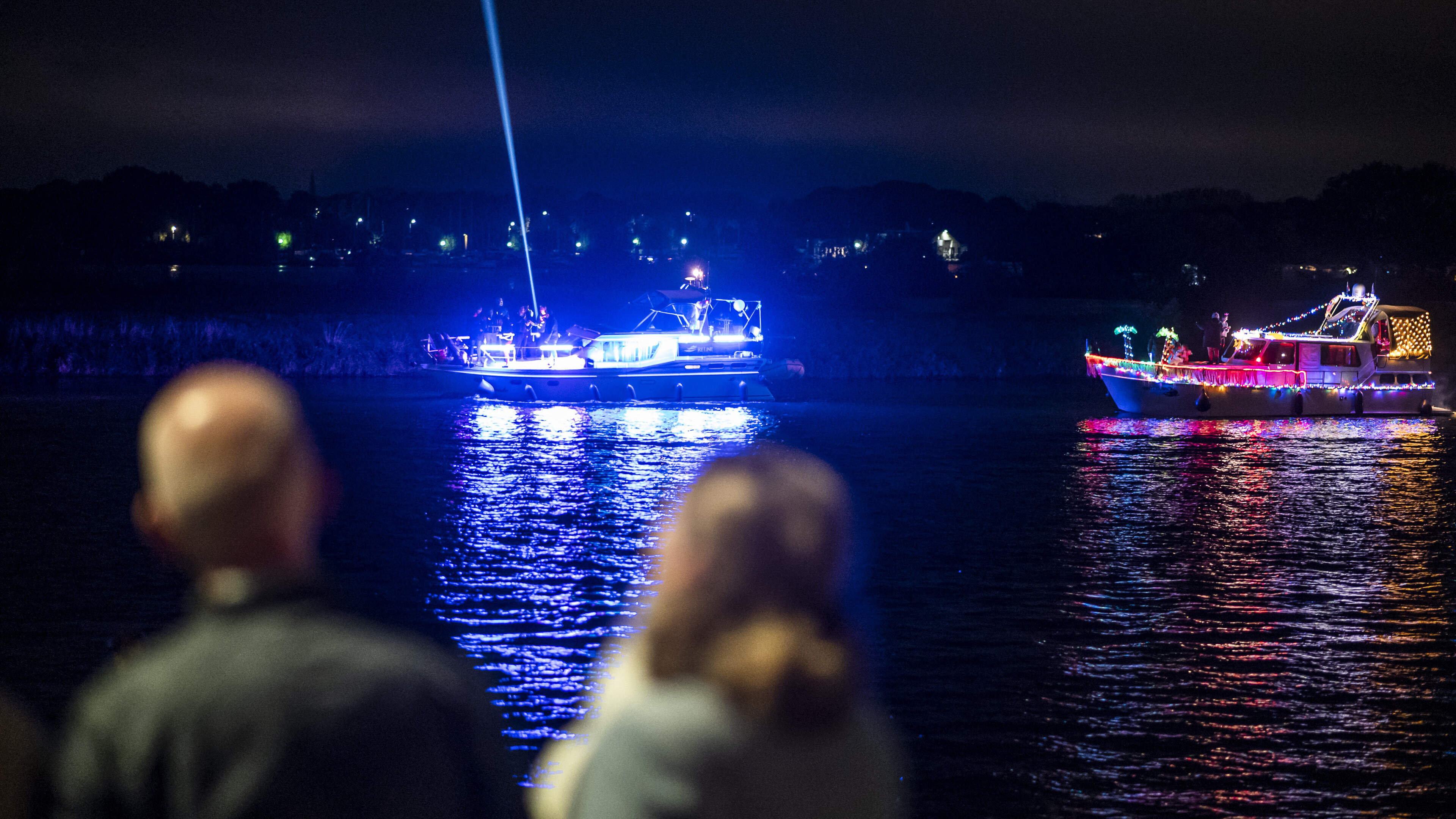 De Maas bij Roermond baadt zaterdag in het licht van honderden versierde boten