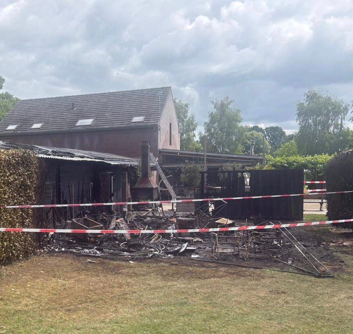 Afbeelding bij Nachtelijke brand houdt campinggasten in Melderslo uren buiten: ‘Het was zó heet. Ik ben zelfs een beetje verbrand op mijn voorhoofd’
