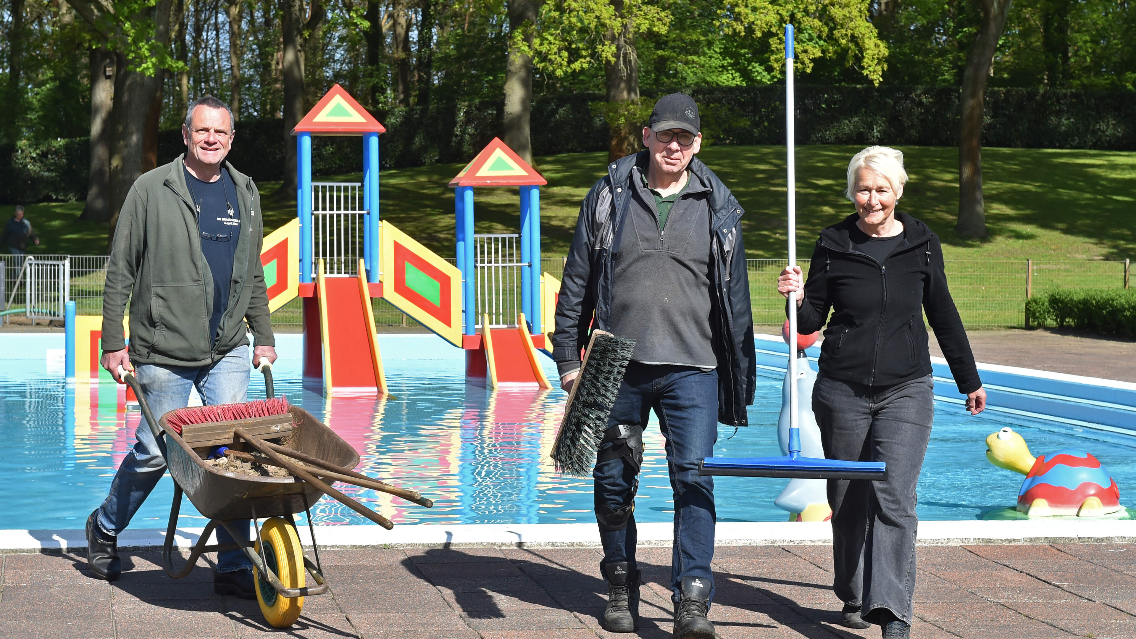 Met facelift is 60-jarig Reuvers zwembad klaar voor de zomer: ‘Voel je dat het nu al lekker is?’