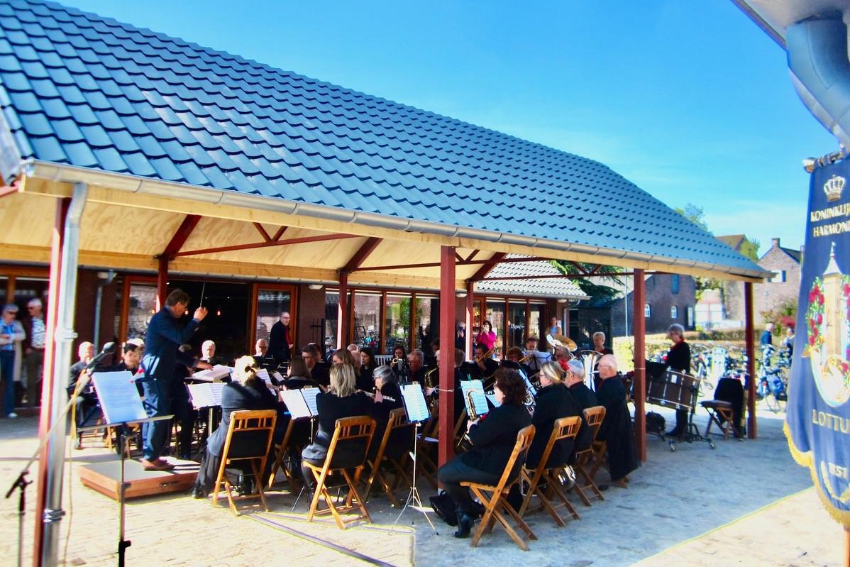Twee muziekgezelschappen in Rozenhof Lottum