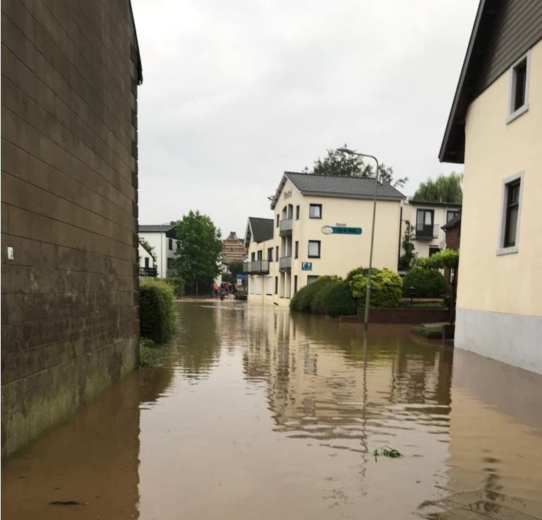 Beekje in Geuldal verandert in woeste stroom, vermoedelijk door doorbraak waterbuffer