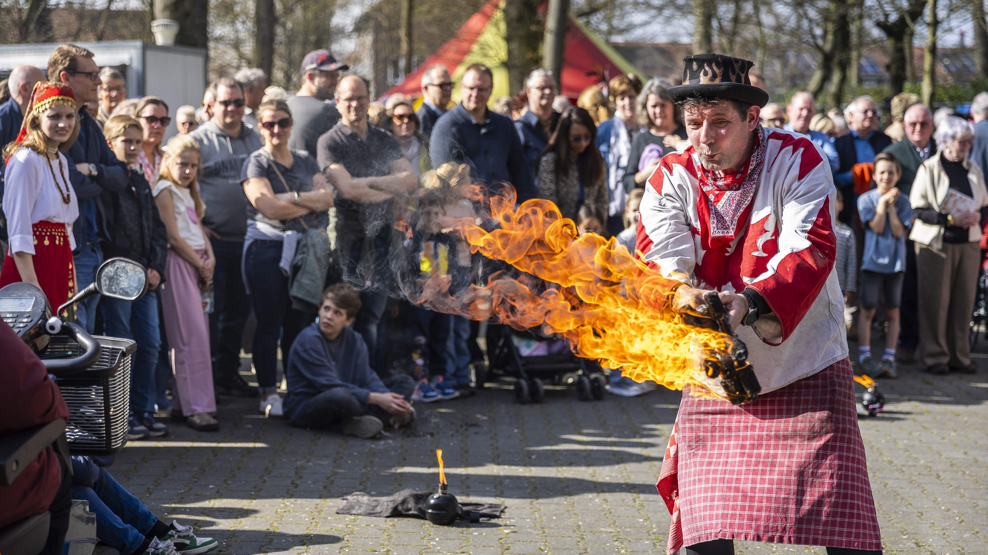 Fietsen om bellen te blazen, vuursoep en een circusfabriek op het st-ART festival in Tegelen: ‘Ik ge
