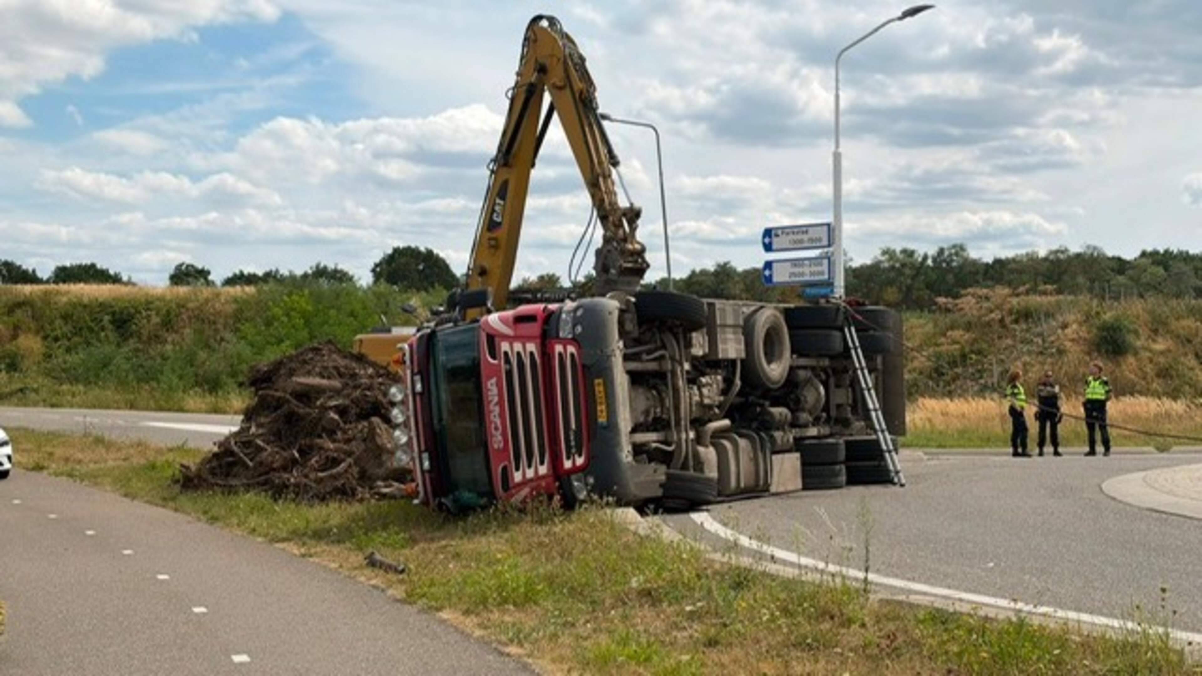 Vrachtwagen met snoeiafval kantelt in Brunssum