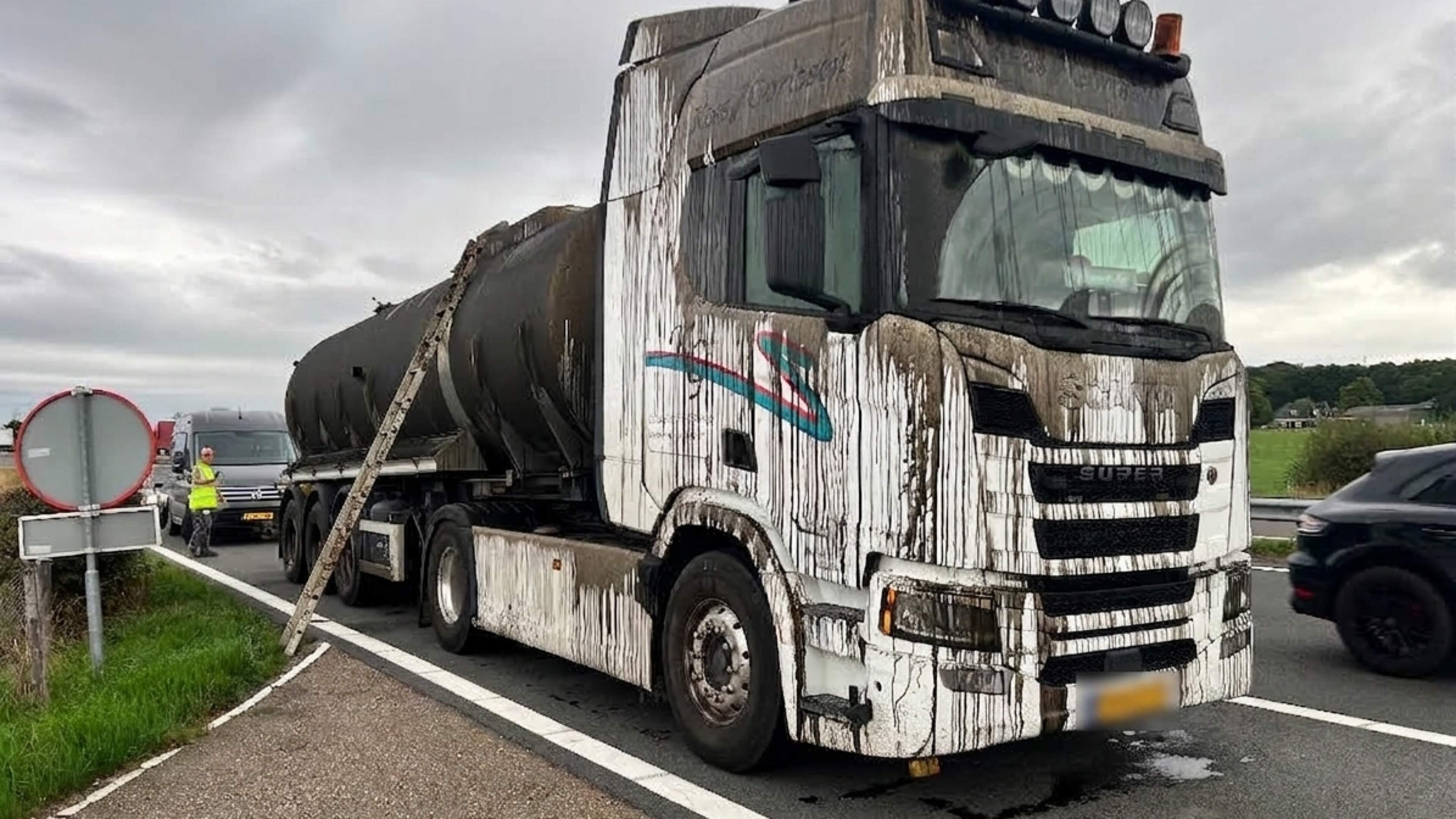 Lading mest vliegt uit tank vrachtwagen na noodstop in Roermond: chauffeur, cabine en weg besmeurd m