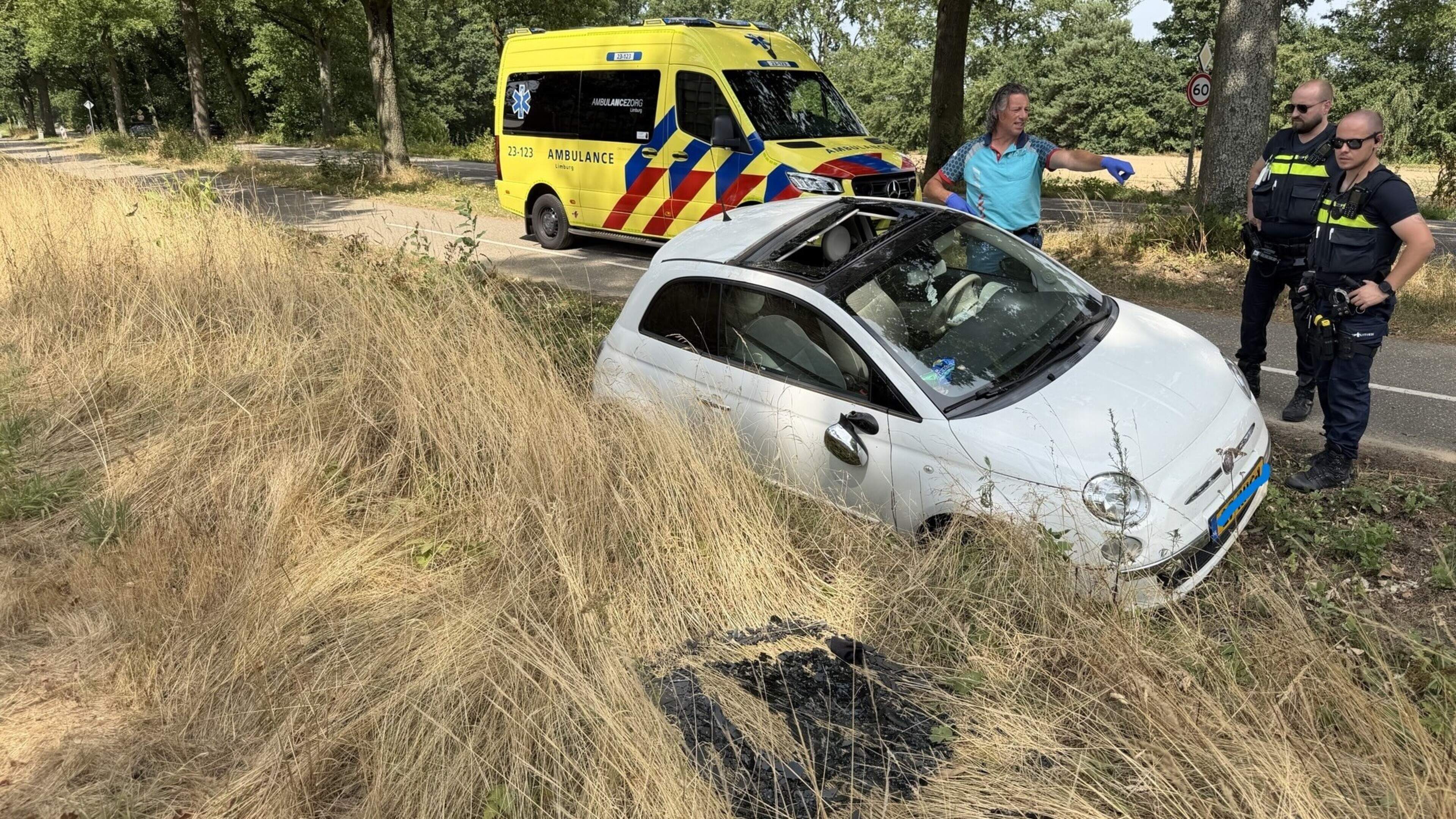 Auto slaat over de kop bij ongeval in Lottum, bestuurster komt met de schrik vrij