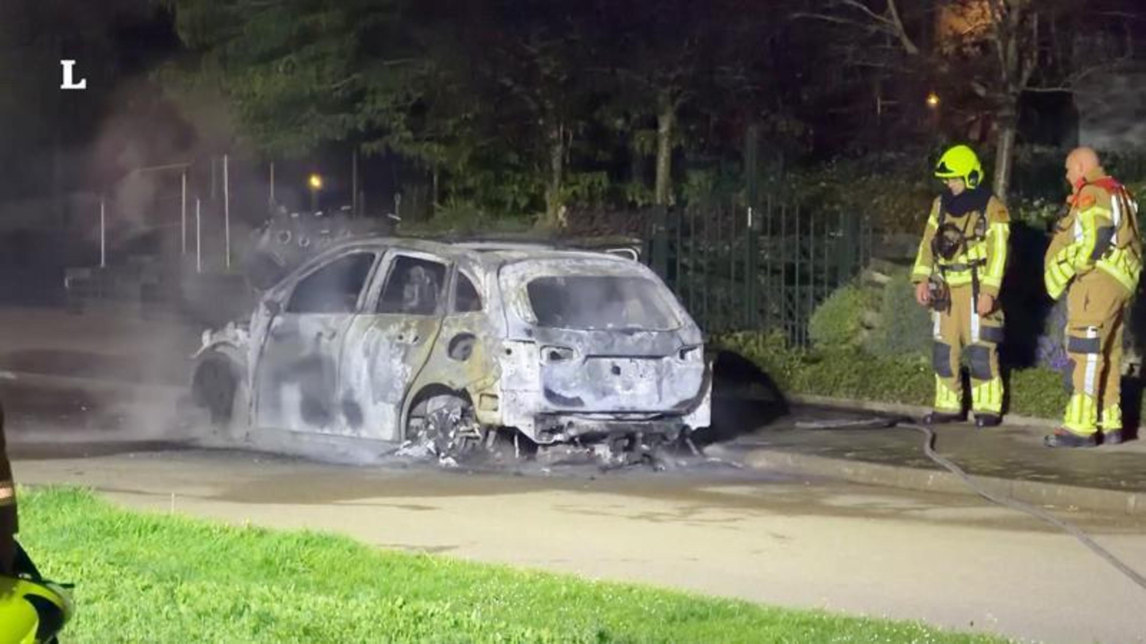Geparkeerde auto helemaal uitgebrand in Maastricht