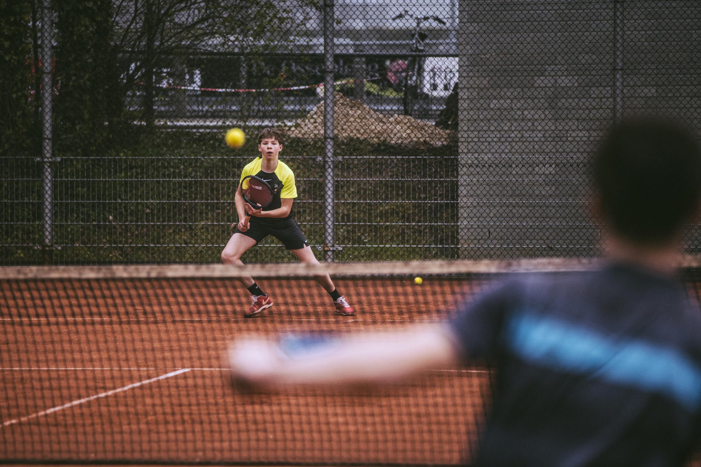 Tennistalent Scott Houben moet ‘centimeters maken’: ‘Na een minuut of twintig tegen Sjeng Schalken b