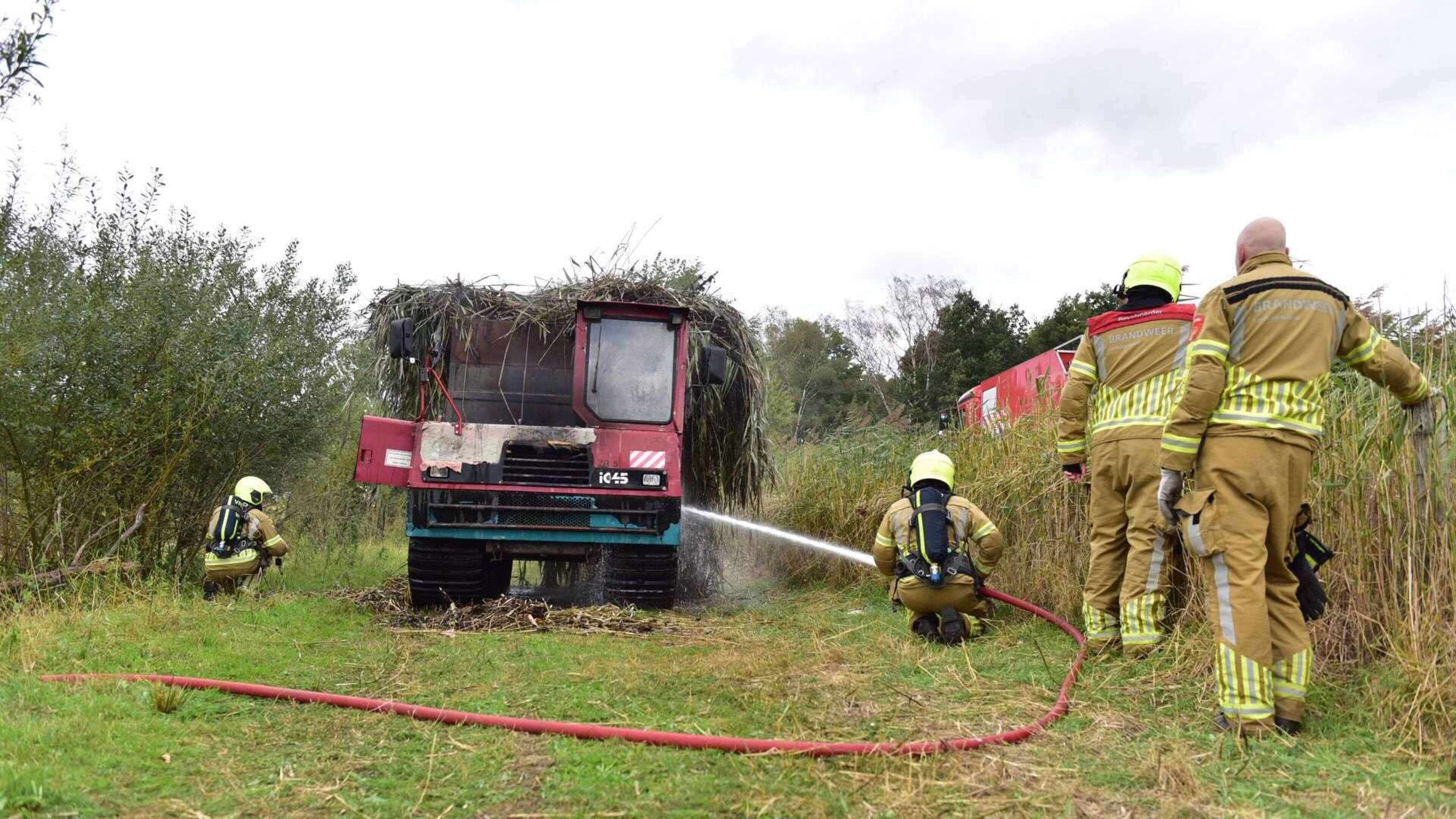 Rupsvoertuig vliegt in brand in Heythuysen