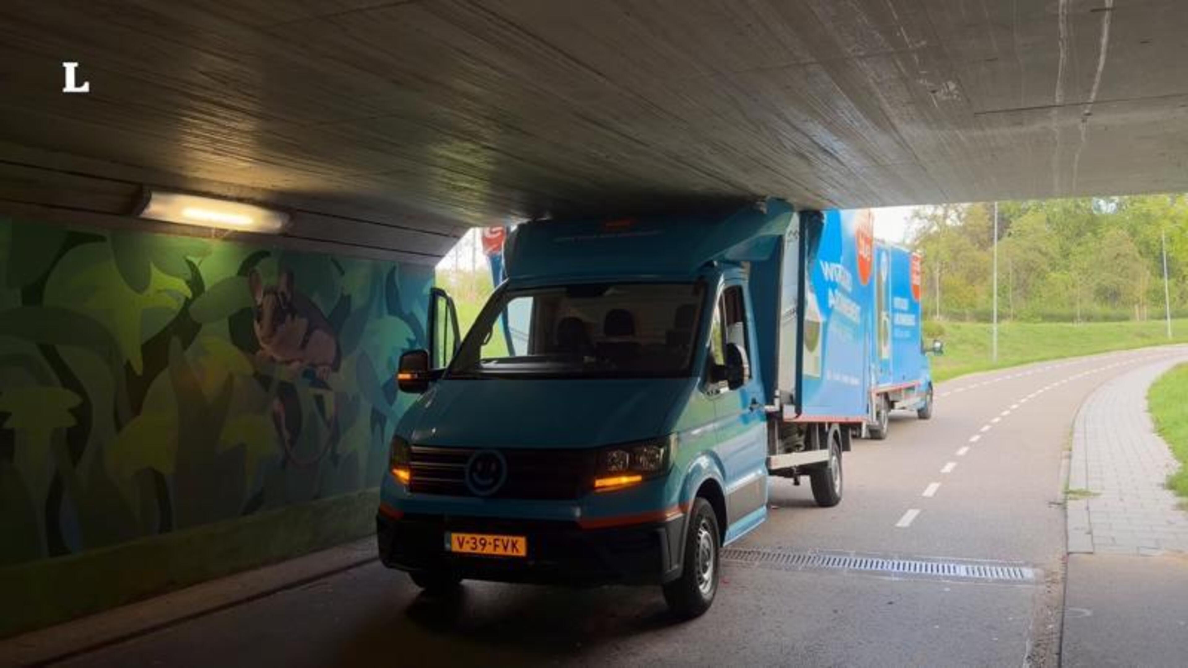 En wéér rijdt een voertuig zich vast onder het tunneltje in Gronsveld