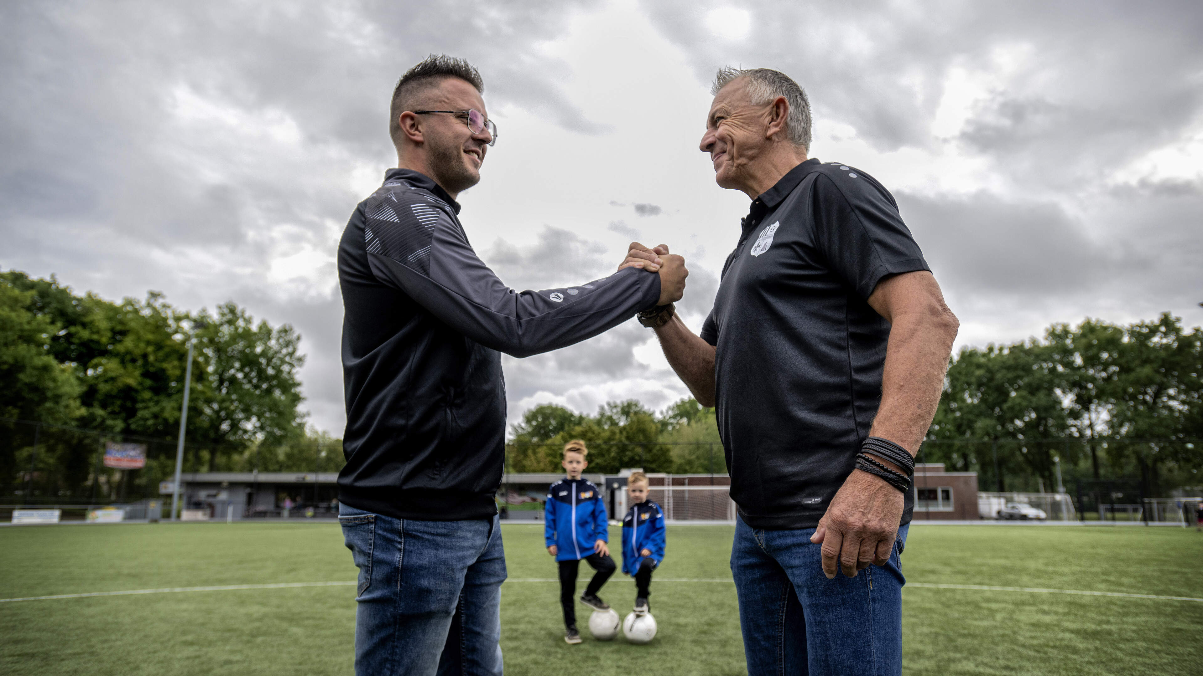 Zoon verslaat vader in familiegevecht langs de lijn: ‘We hebben beiden nog een hoop huiswerk te doen
